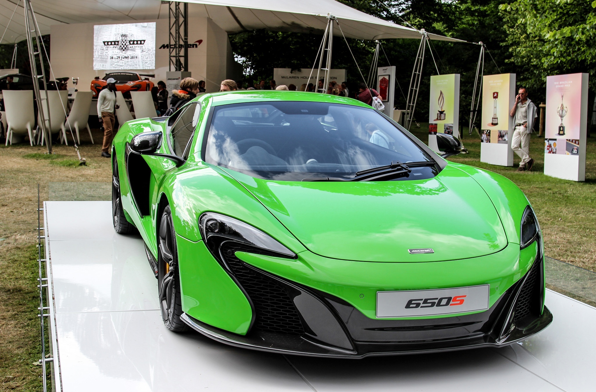 Скачать mclaren, 650s, зеленый, вид спереди, выставка обои на рабочий стол