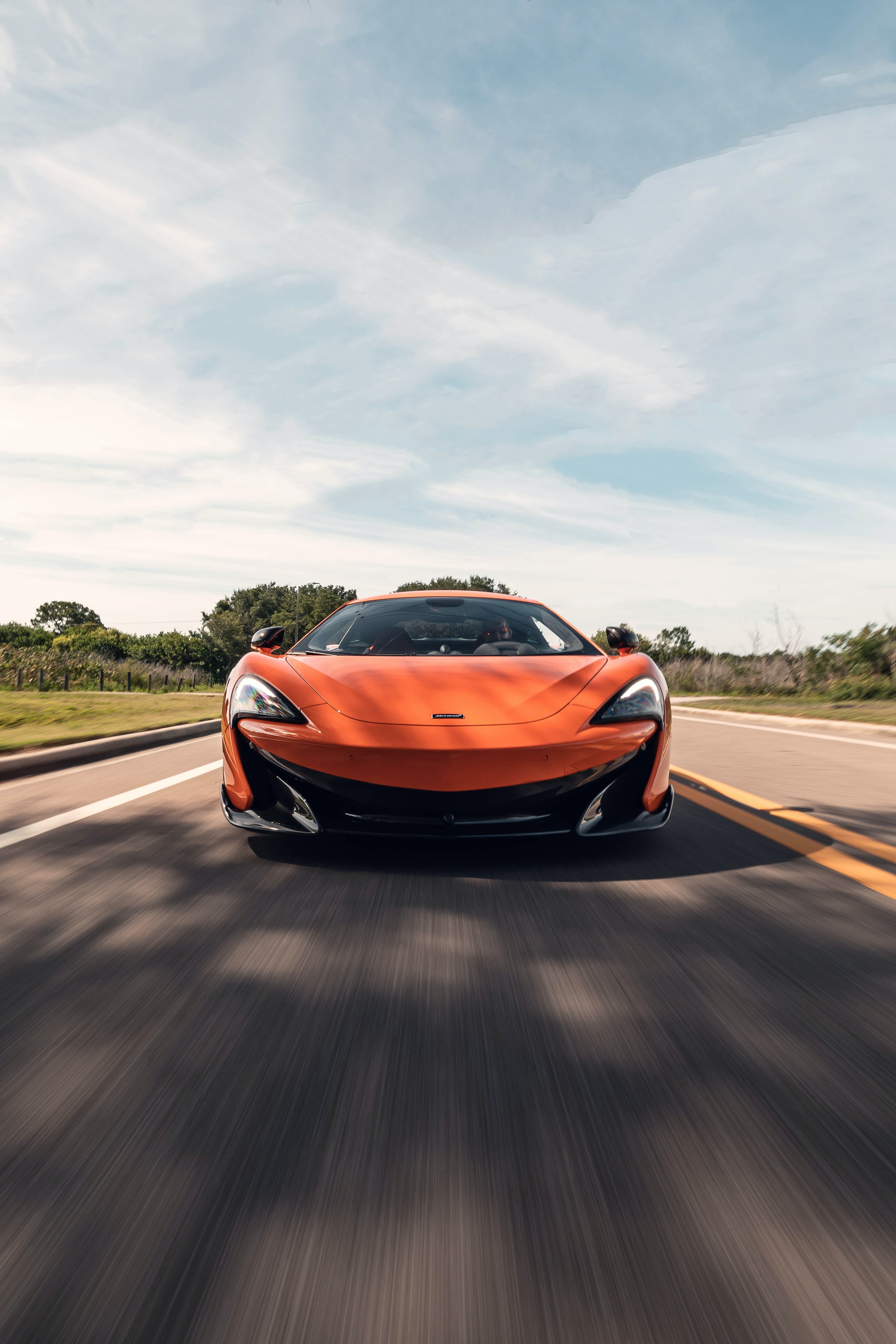 Скачать mclaren mp4-12c, mclaren, спорткар, машина, движение обои для телефона