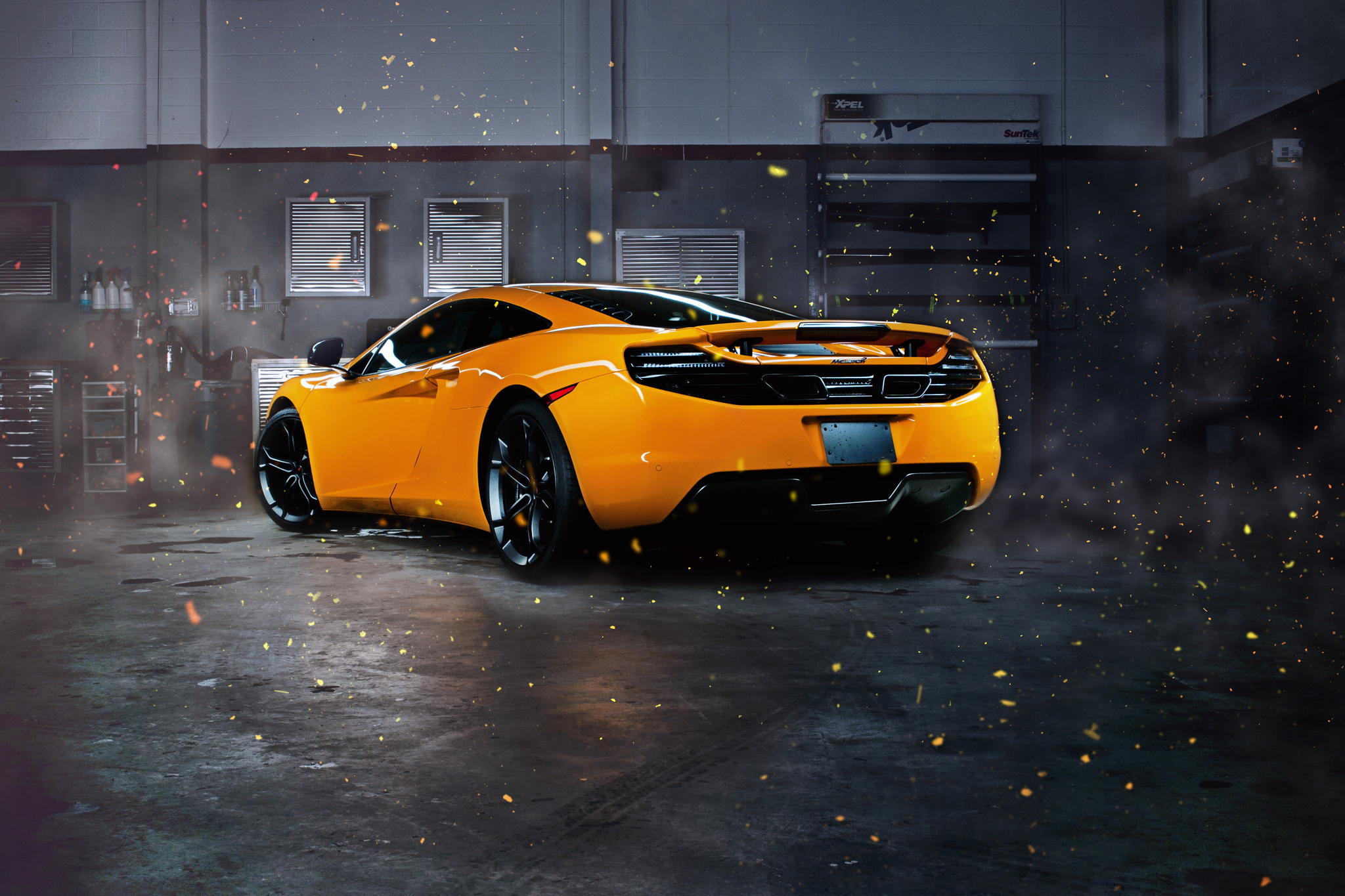 Скачать mclaren, mp4-12c, sparks, желтый, вид сзади обои на рабочий стол