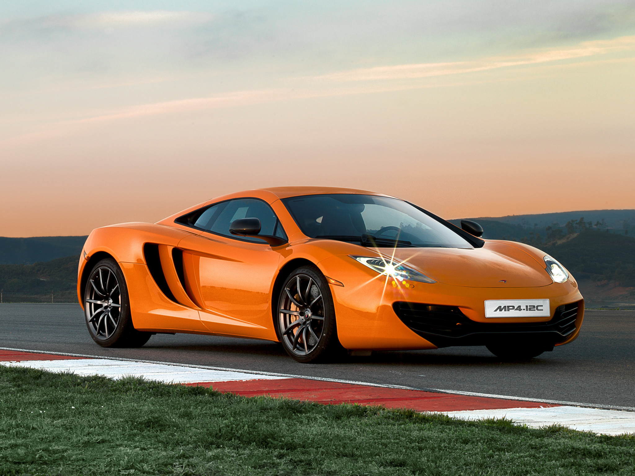 Скачать mclaren mp4-12c, трасса, оранжевый, вид сбоку, сумерки обои на рабочий стол