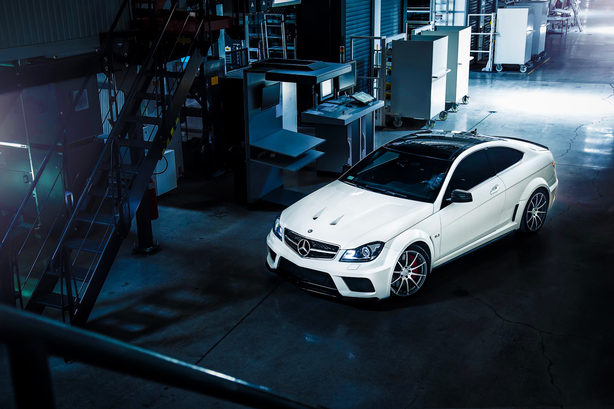 Скачать mercedes-benz, c63, amg, белый, вид сбоку обои на рабочий стол