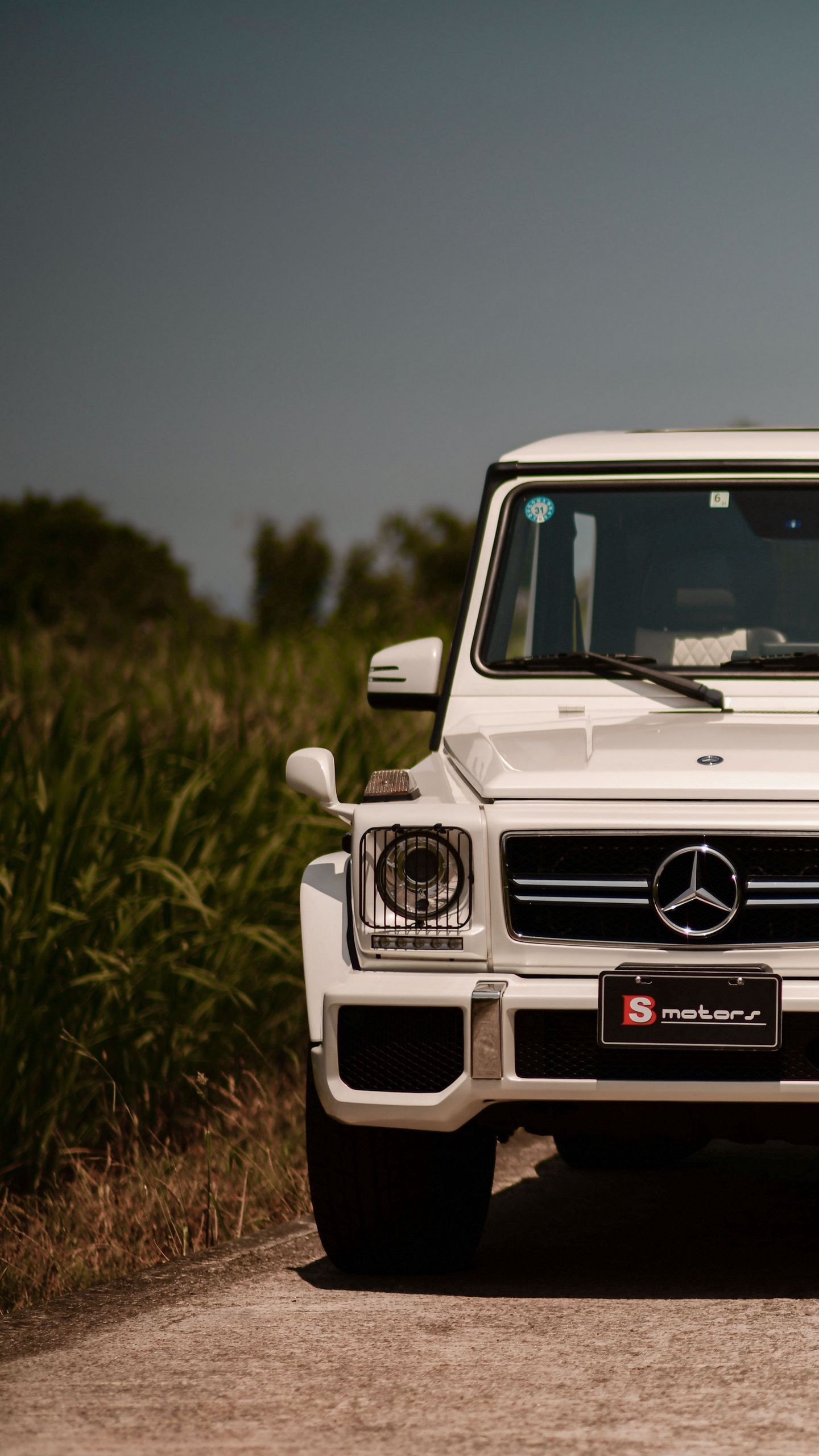 Скачать mercedes-benz g63 amg, mercedes, машина, внедорожник, белый, вид спереди обои для телефона