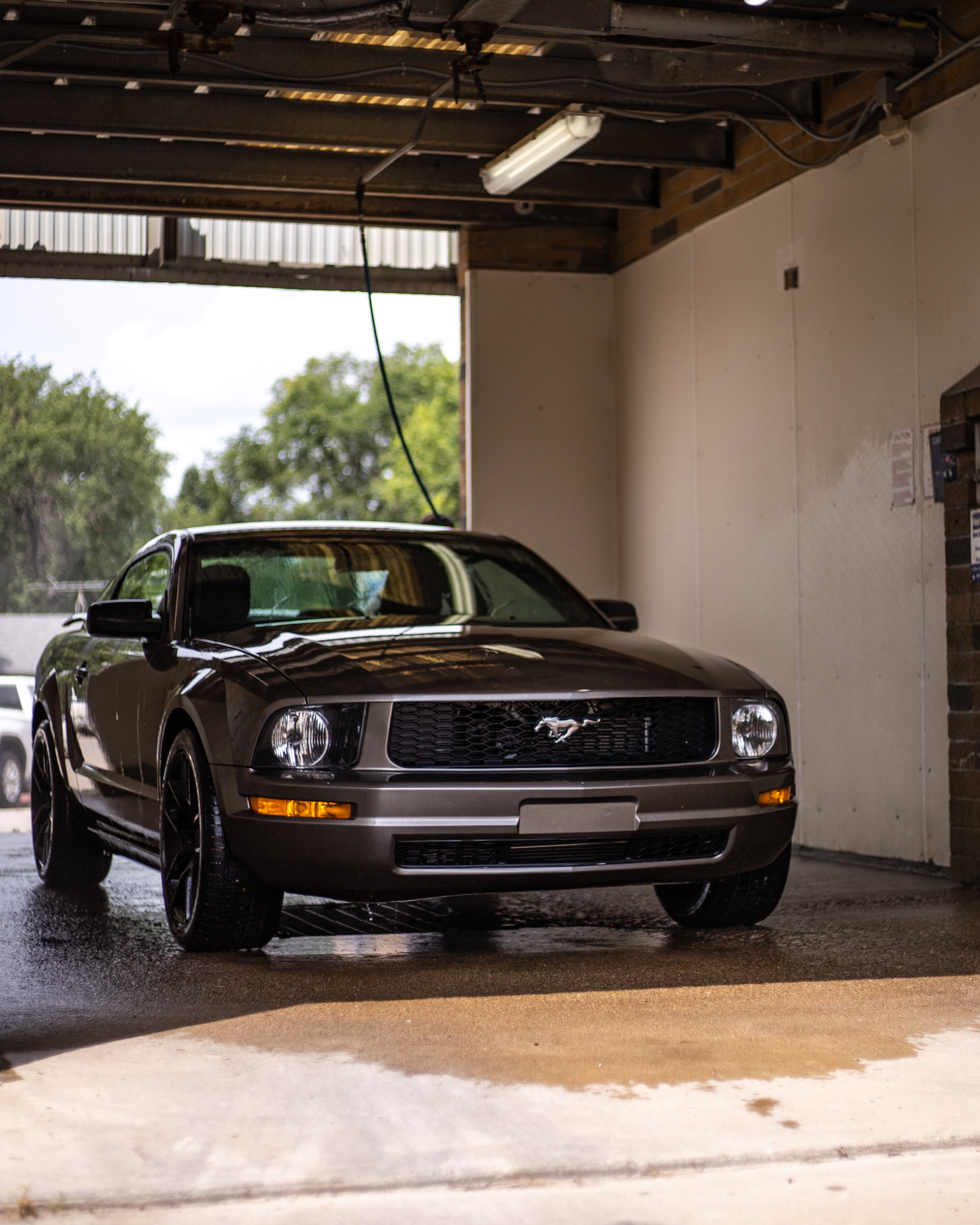 Скачать mustang, автомобиль, вид спереди, фары обои для телефона