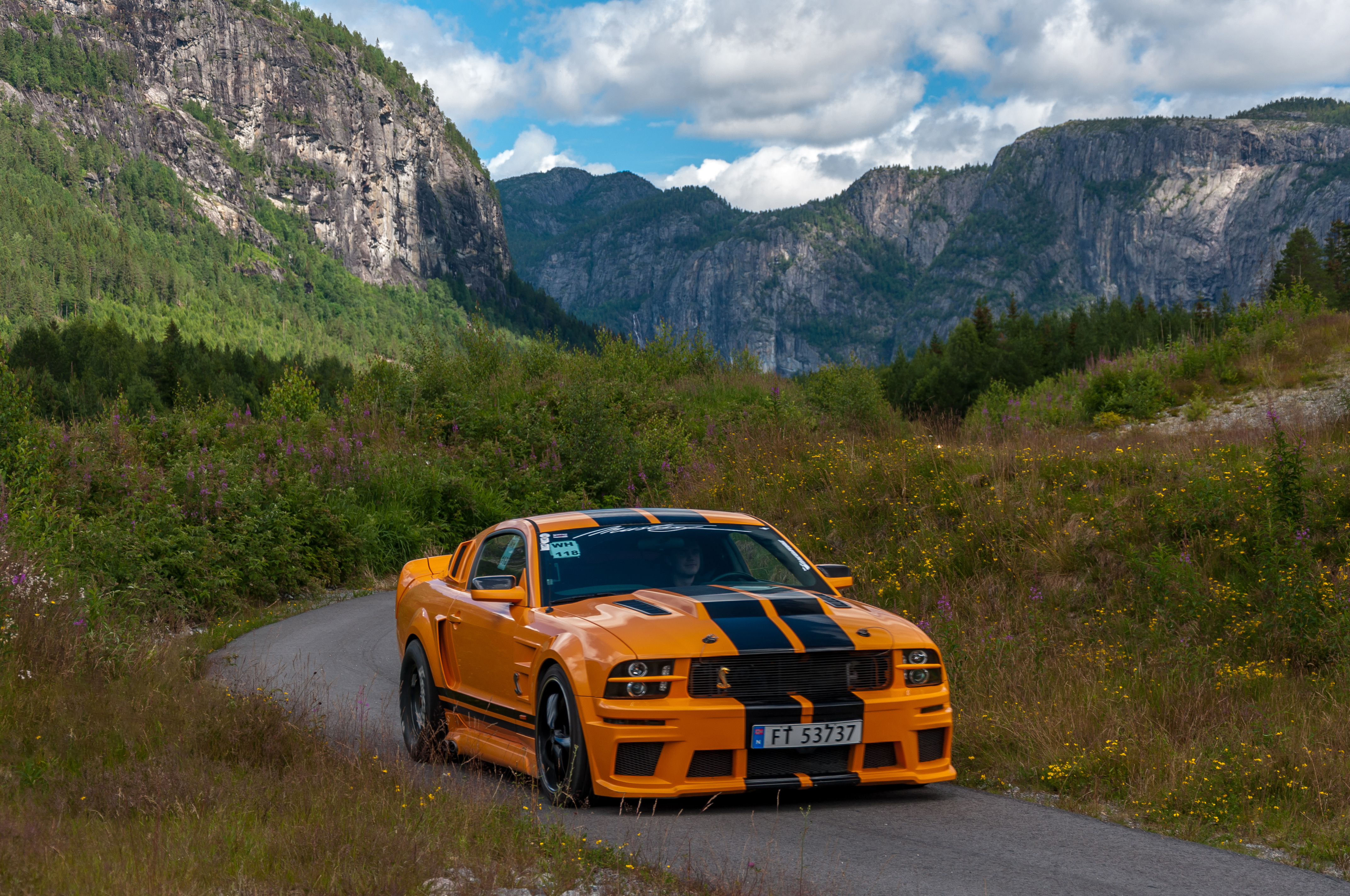 Скачать mustang shelby, автомобиль, маслкар, оранжевый, дорога, горы обои на рабочий стол