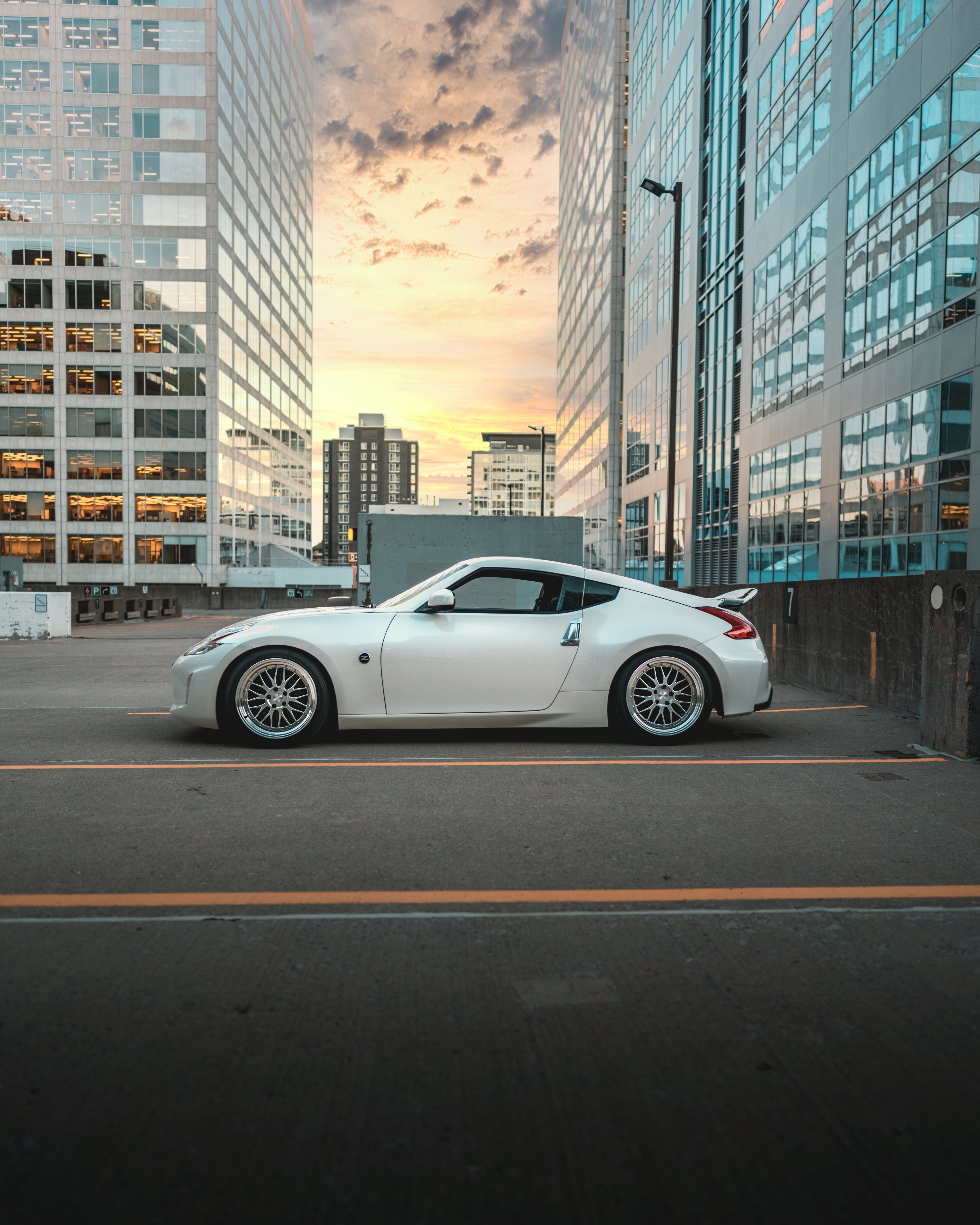 Скачать nissan 370z, nissan, автомобиль, спорткар, вид сбоку, белый обои для телефона