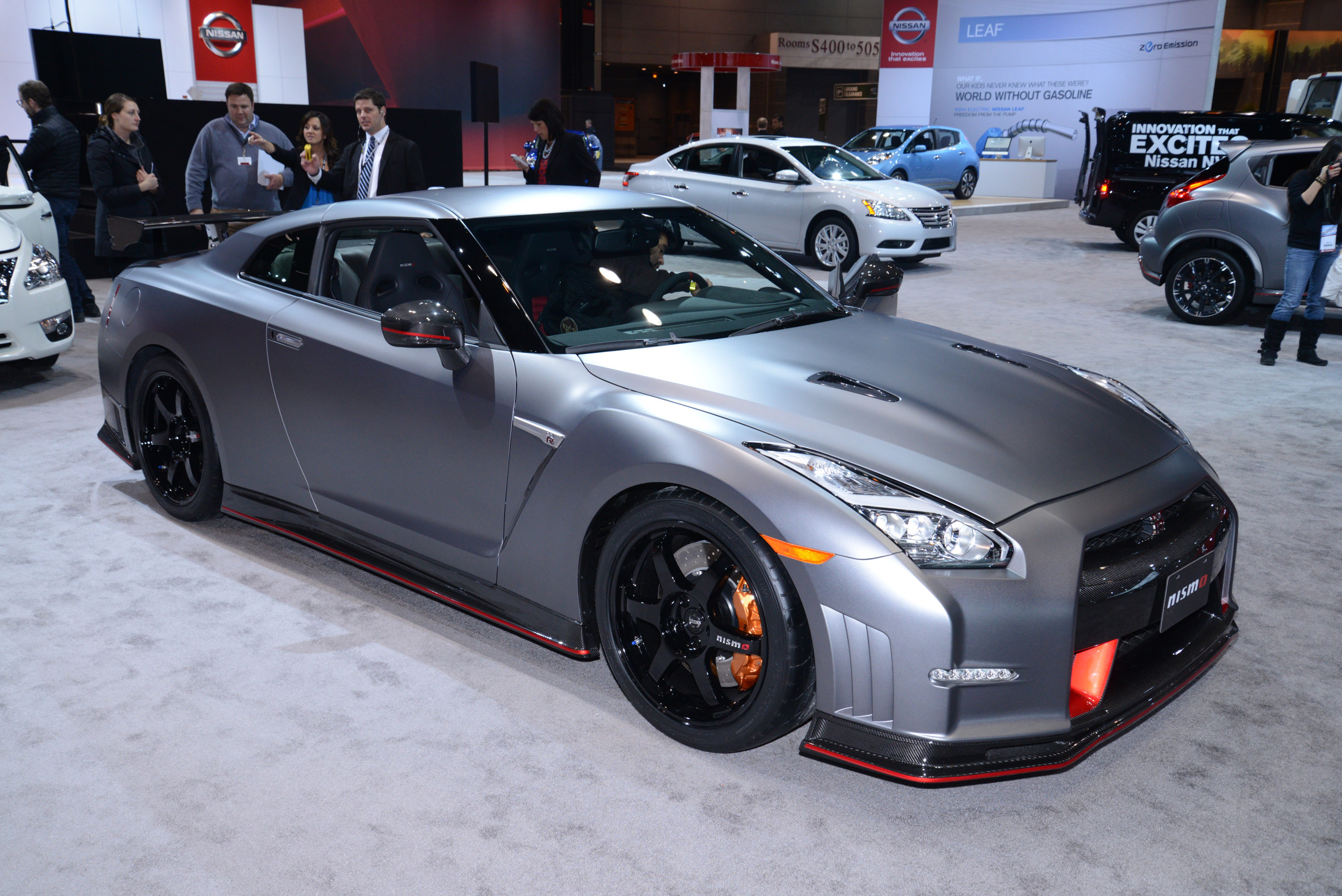 Скачать nissan, gt-r, gtr, nismo, chicago, автосалон, 2014 обои на рабочий стол