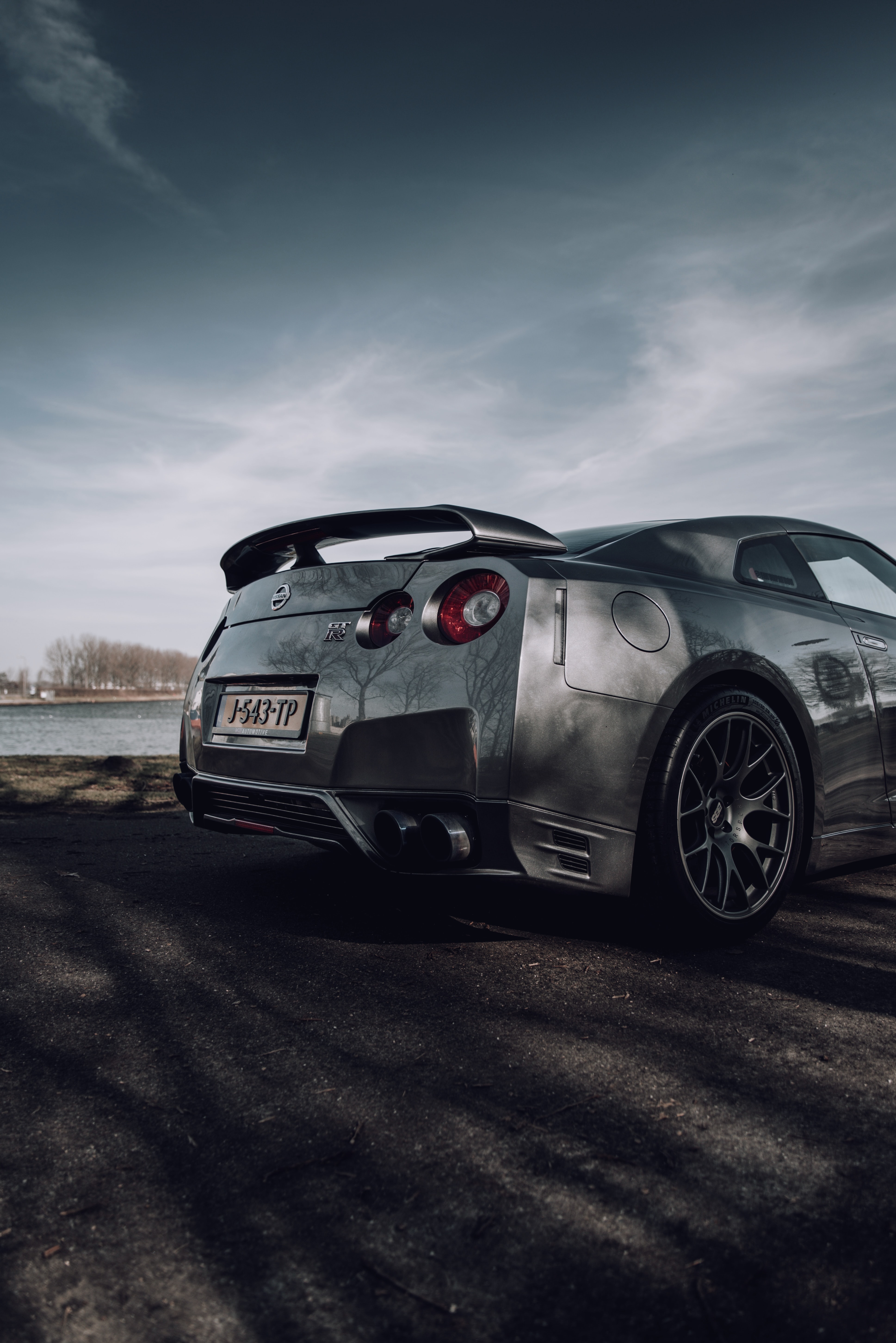 Скачать nissan gt-r, nissan, автомобиль, серебряный, дорога, вид сбоку обои для телефона