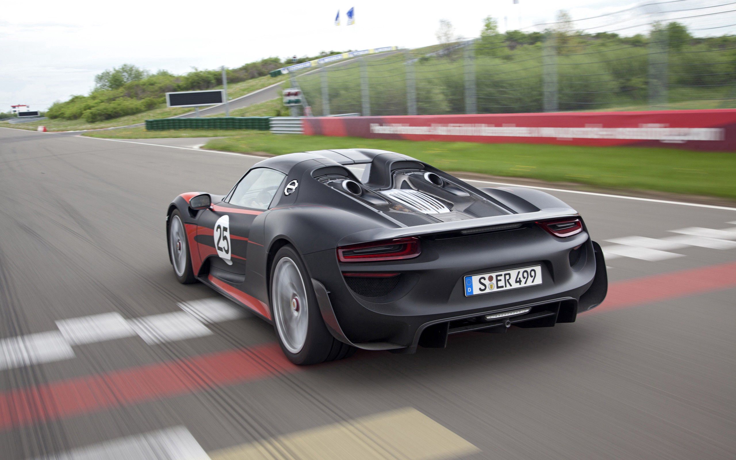 Скачать porsche 918, порше, авто, дорога, скорость обои на рабочий стол