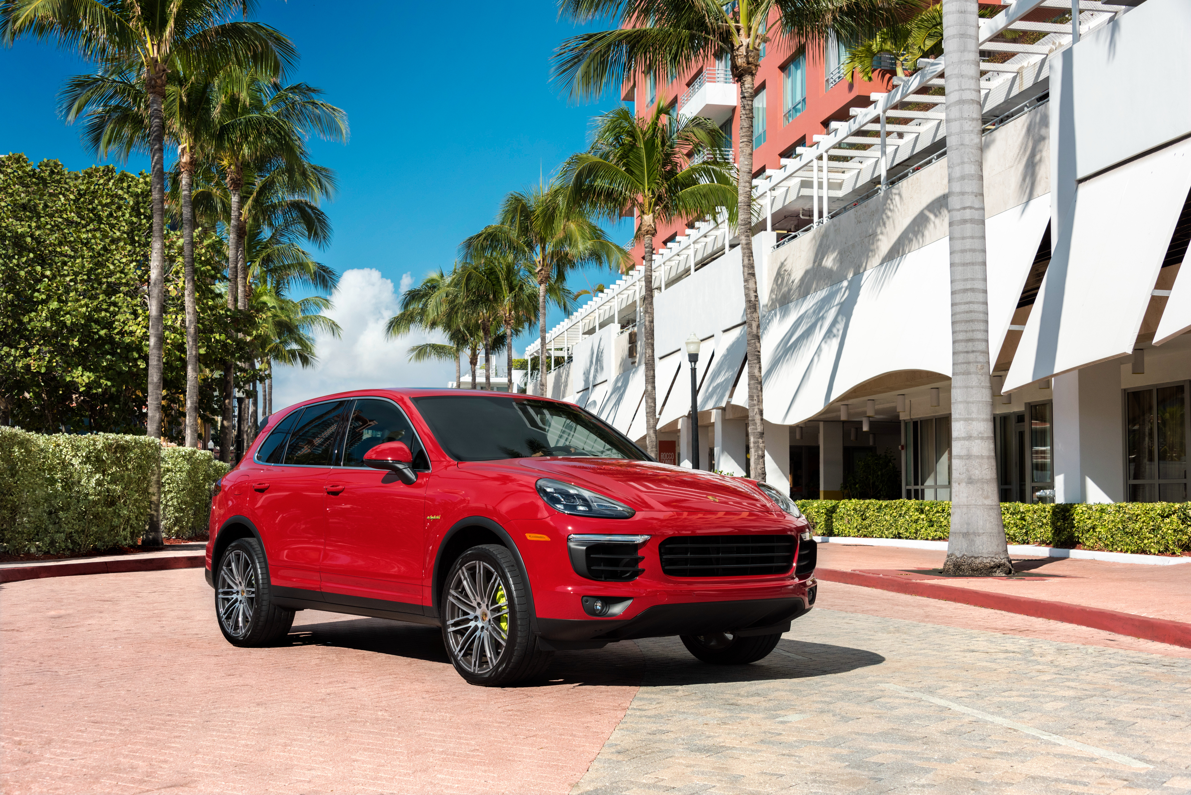 Скачать porsche cayenne, porsche, красный, вид сбоку, пальмы обои на рабочий стол