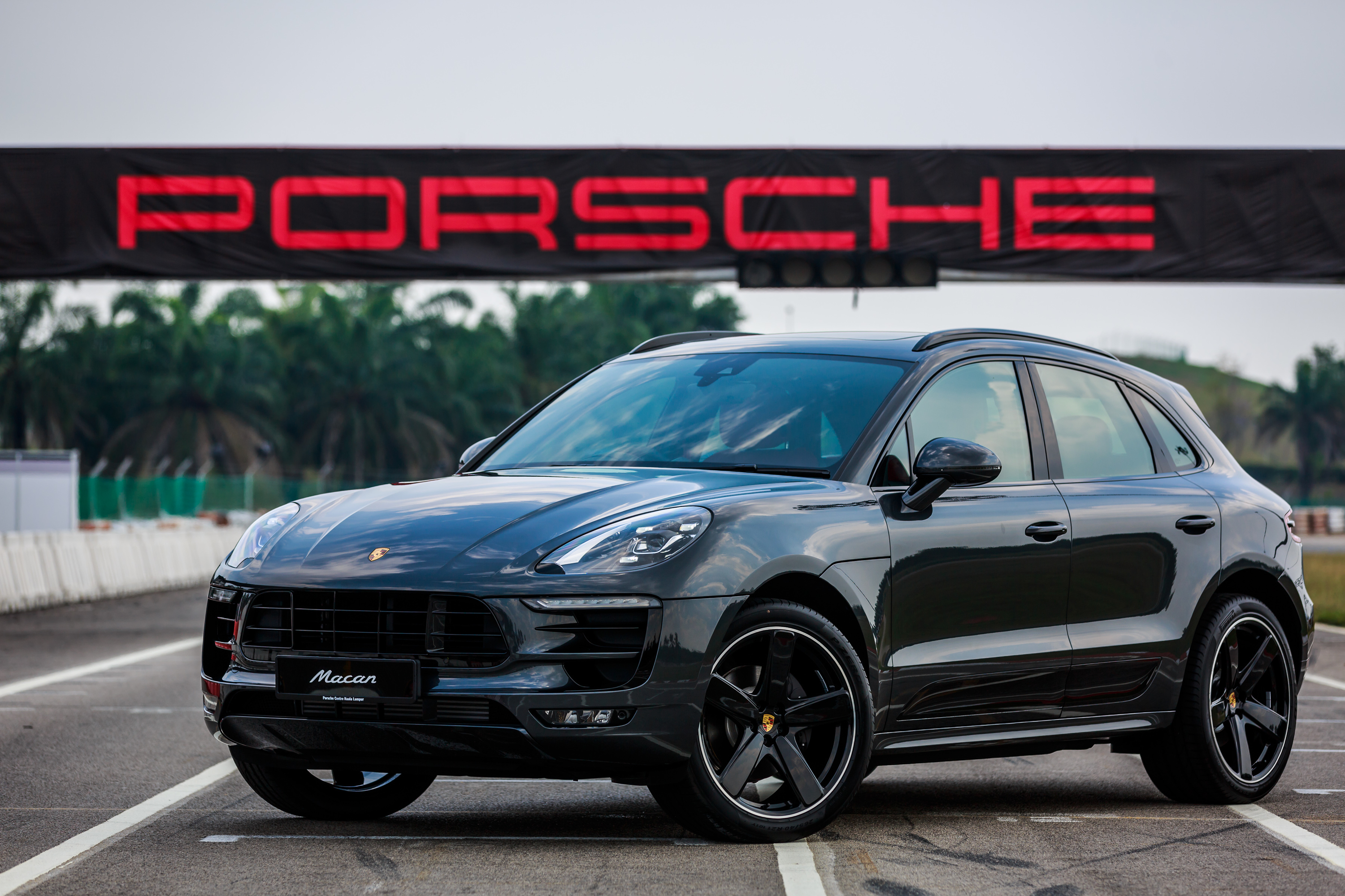 Скачать Porsche Macan обои на рабочий стол