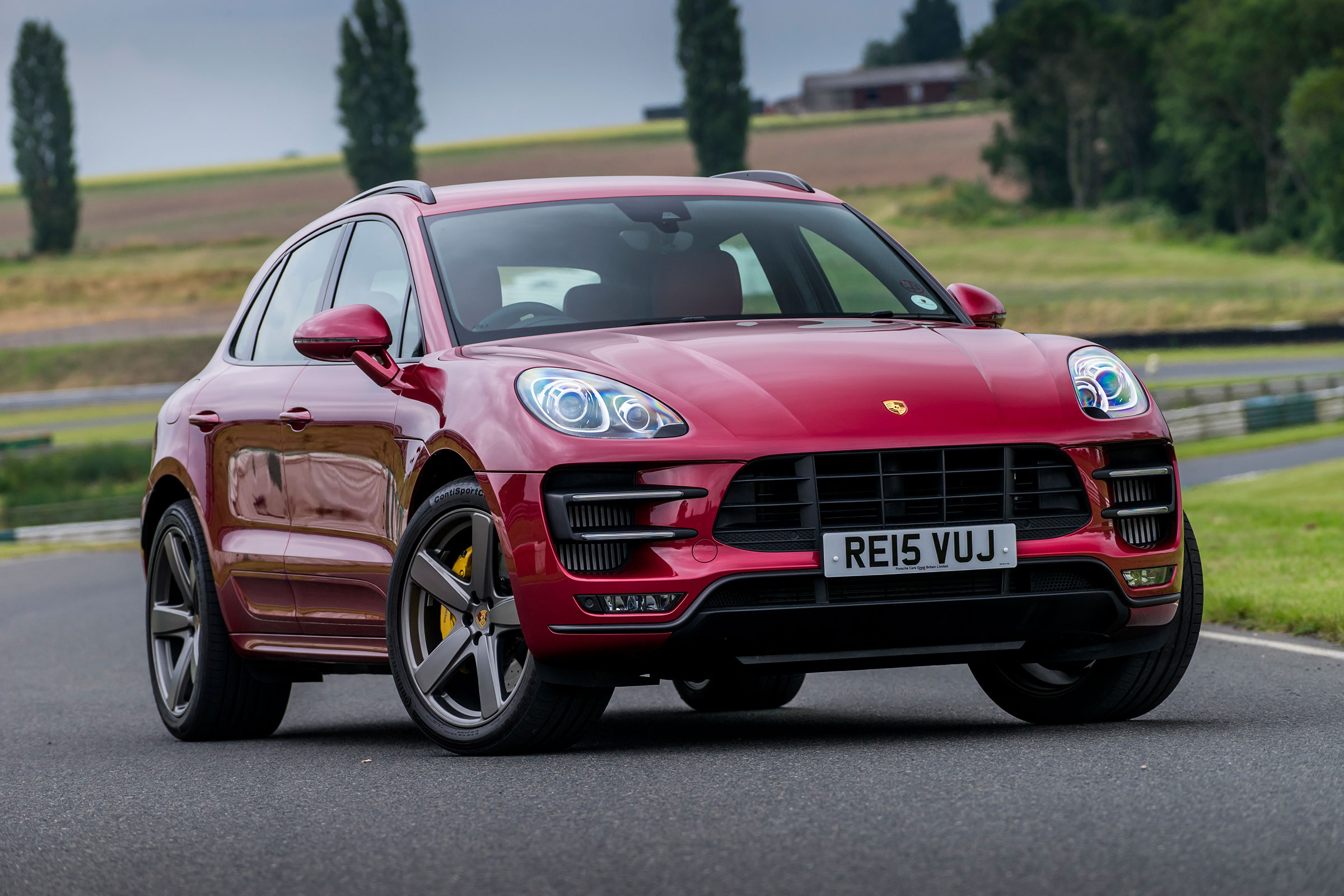 Скачать porsche, macan, turbo, uk-spec, красный, вид спереди обои на рабочий стол