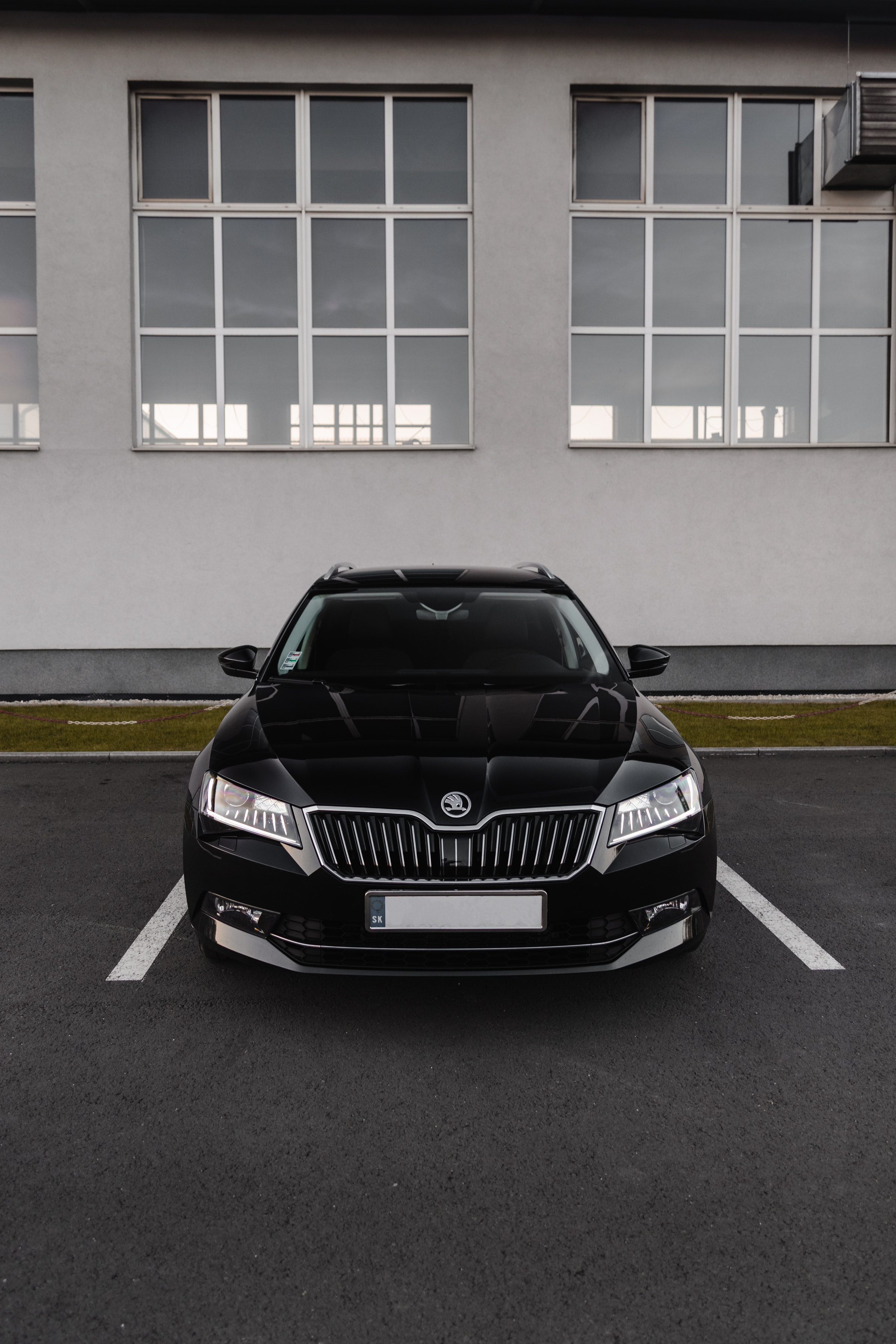 Скачать skoda superb 3, skoda, автомобиль, вид спереди, черный обои для телефона