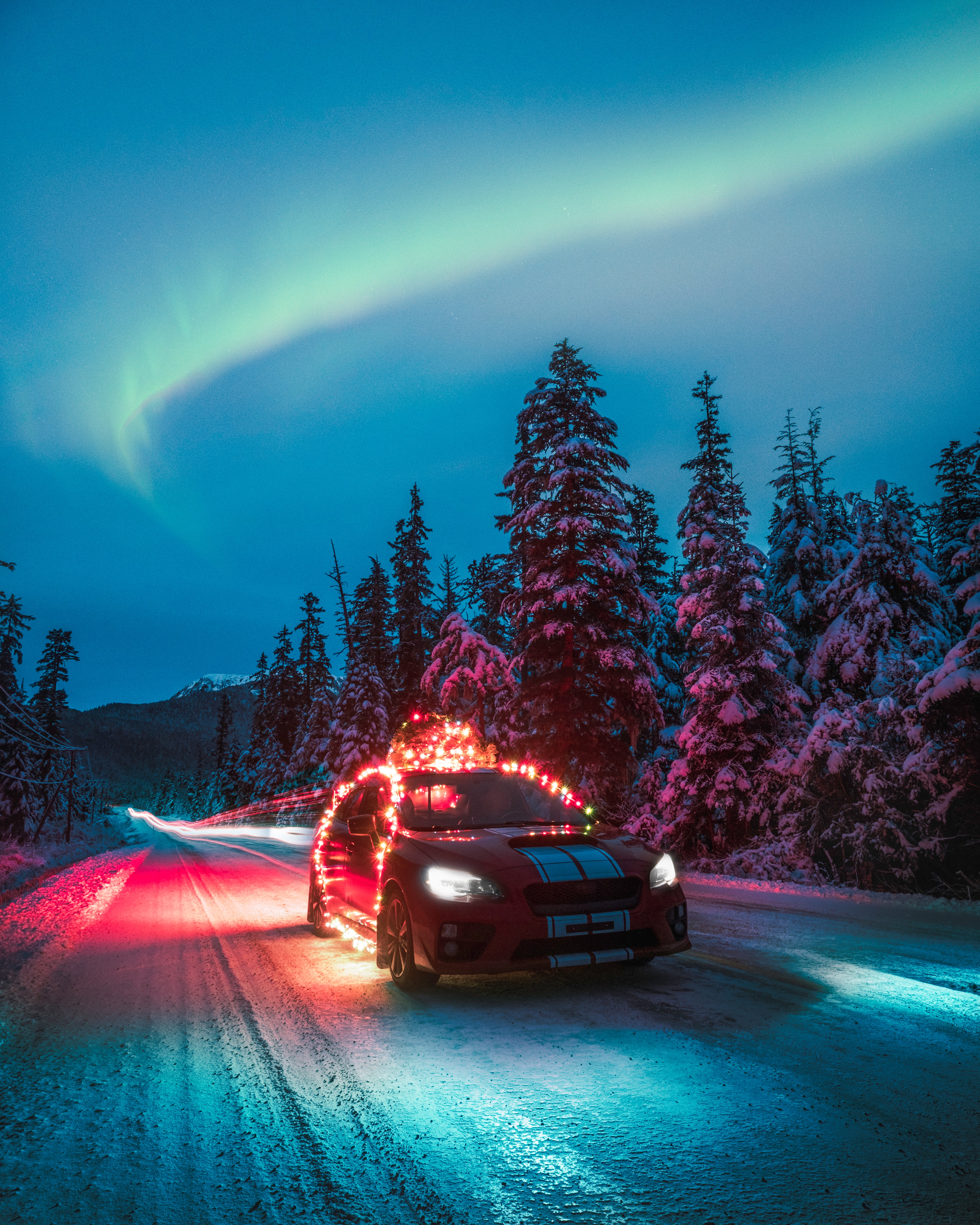 Скачать subaru sti, автомобиль, гирлянды, дорога, зима, ночь обои на рабочий стол