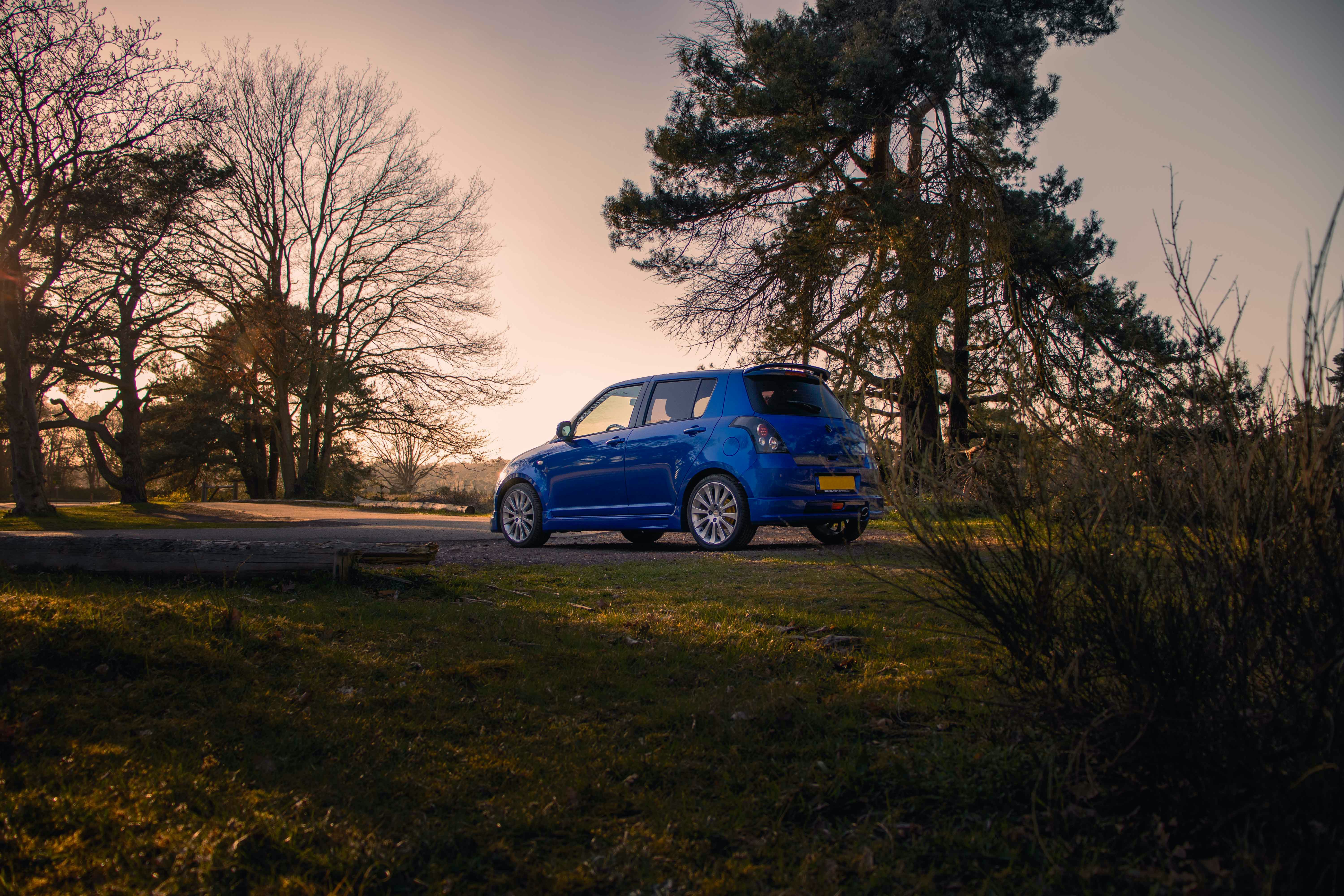 Скачать suzuki, автомобиль, синий, парк, деревья обои на рабочий стол