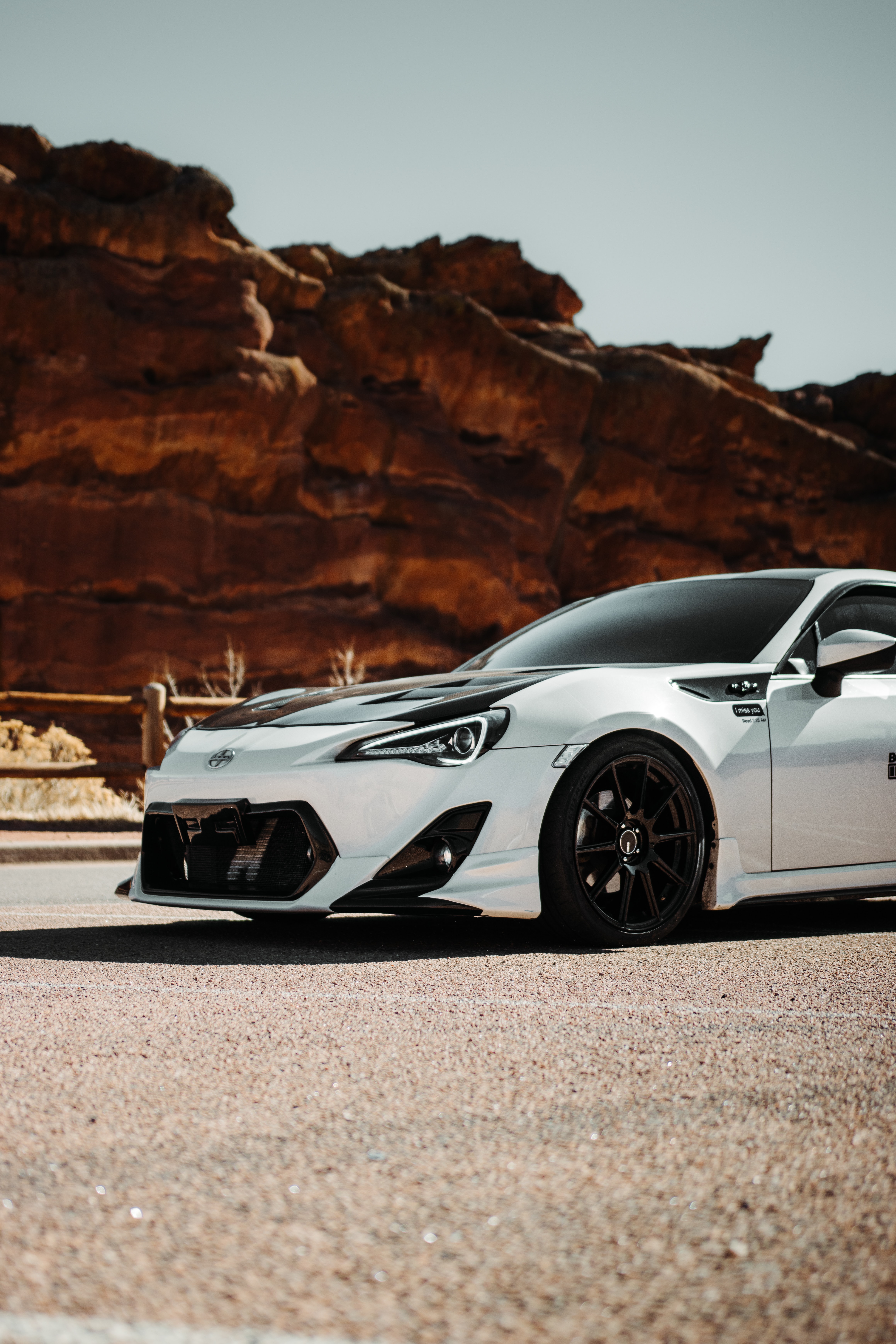 Скачать toyota gt86, toyota, автомобиль, белый, дорога, скалы обои для телефона