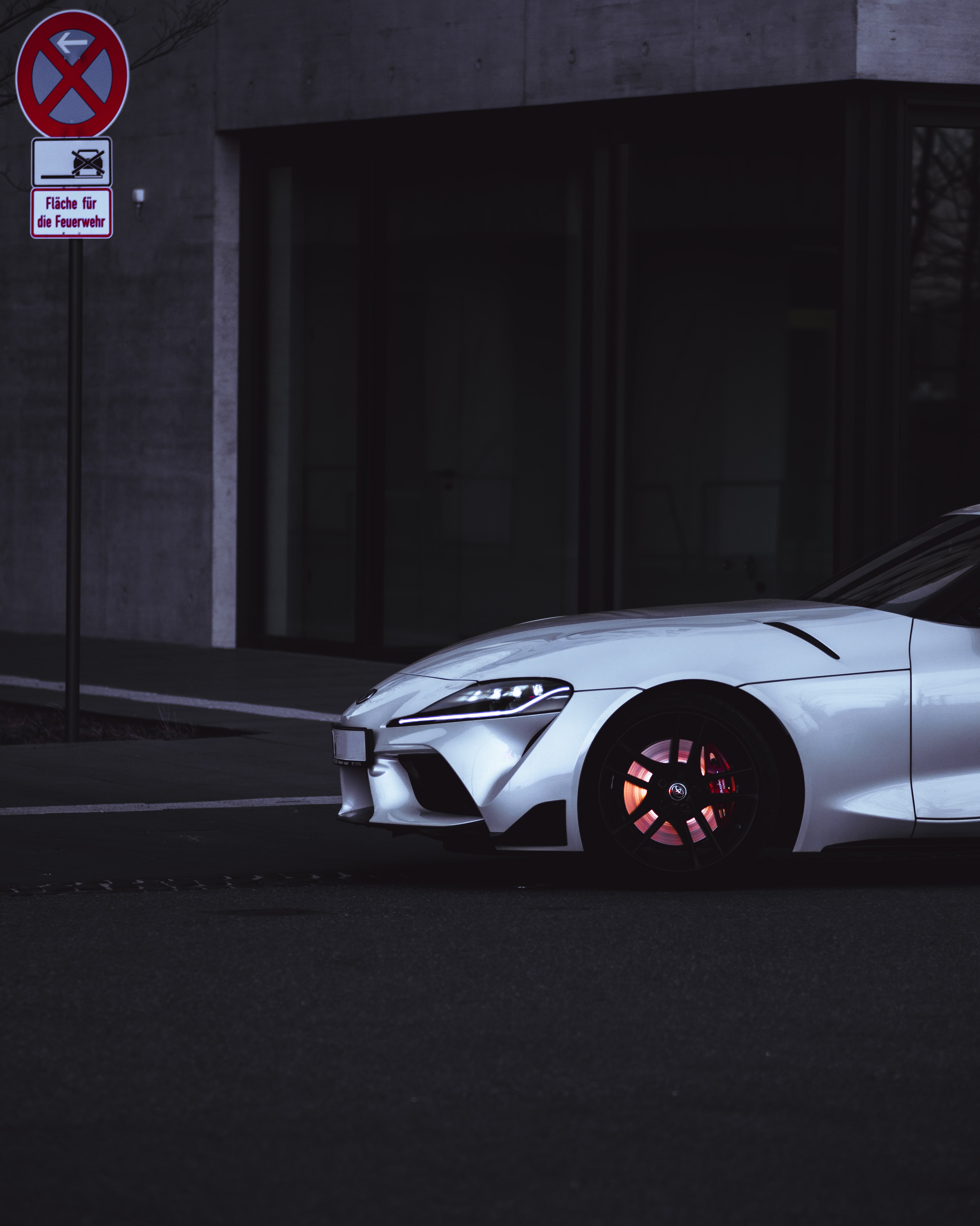 Скачать toyota supra, toyota, автомобиль, спорткар, белый, дорога обои для телефона