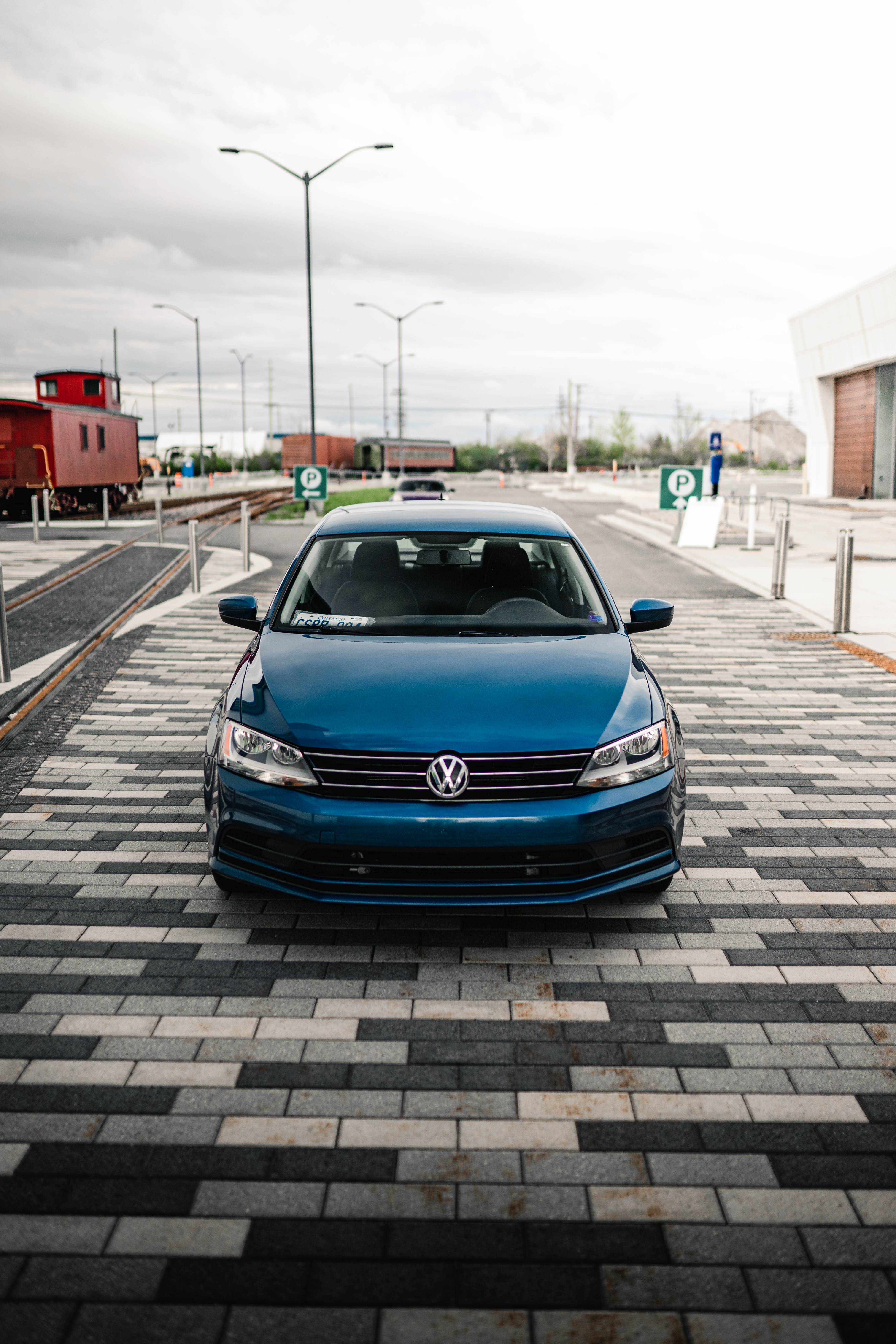 Скачать volkswagen, автомобиль, синий, вид спереди обои для телефона