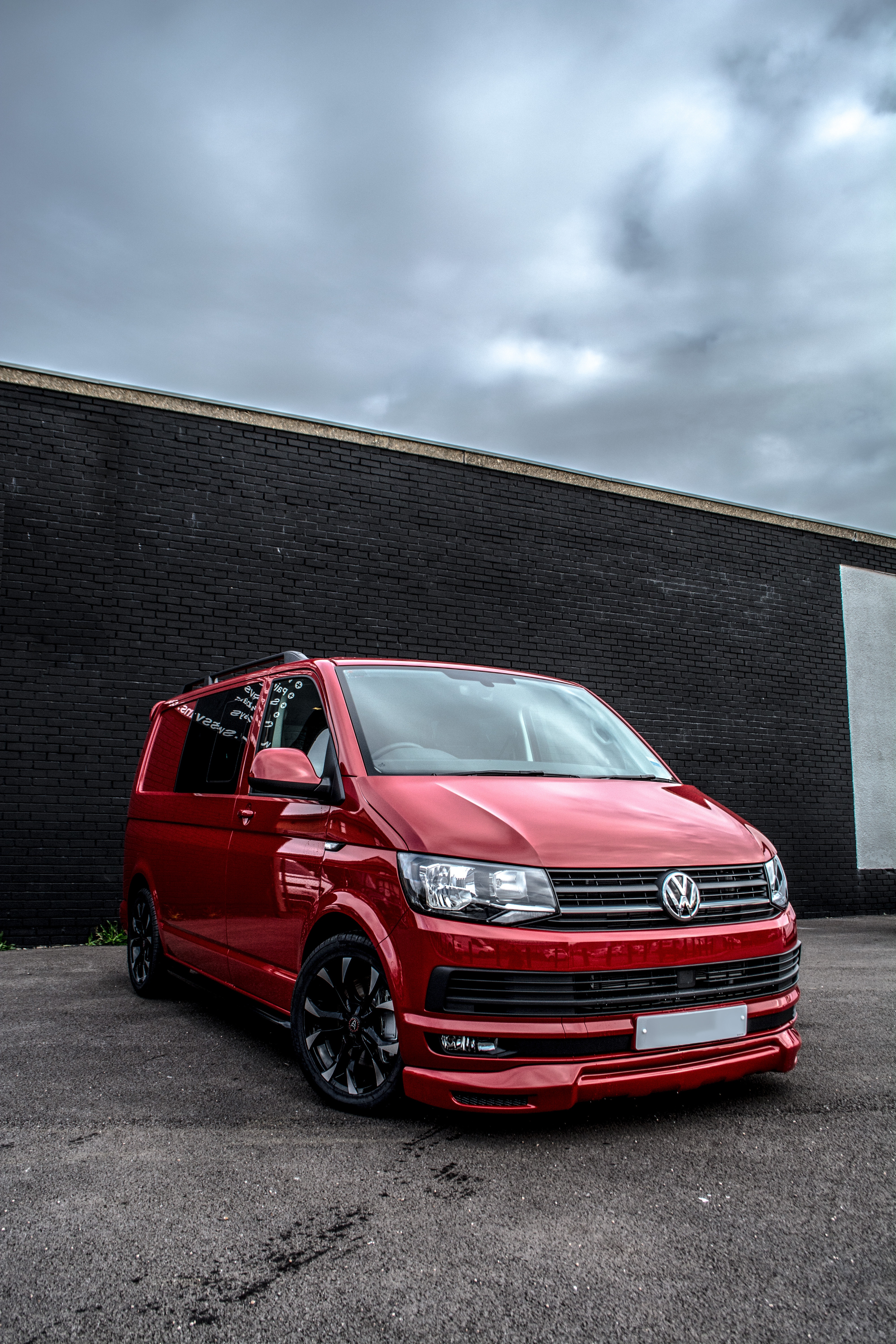 Скачать volkswagen transporter, минивэн, красный, вид сбоку обои для телефона