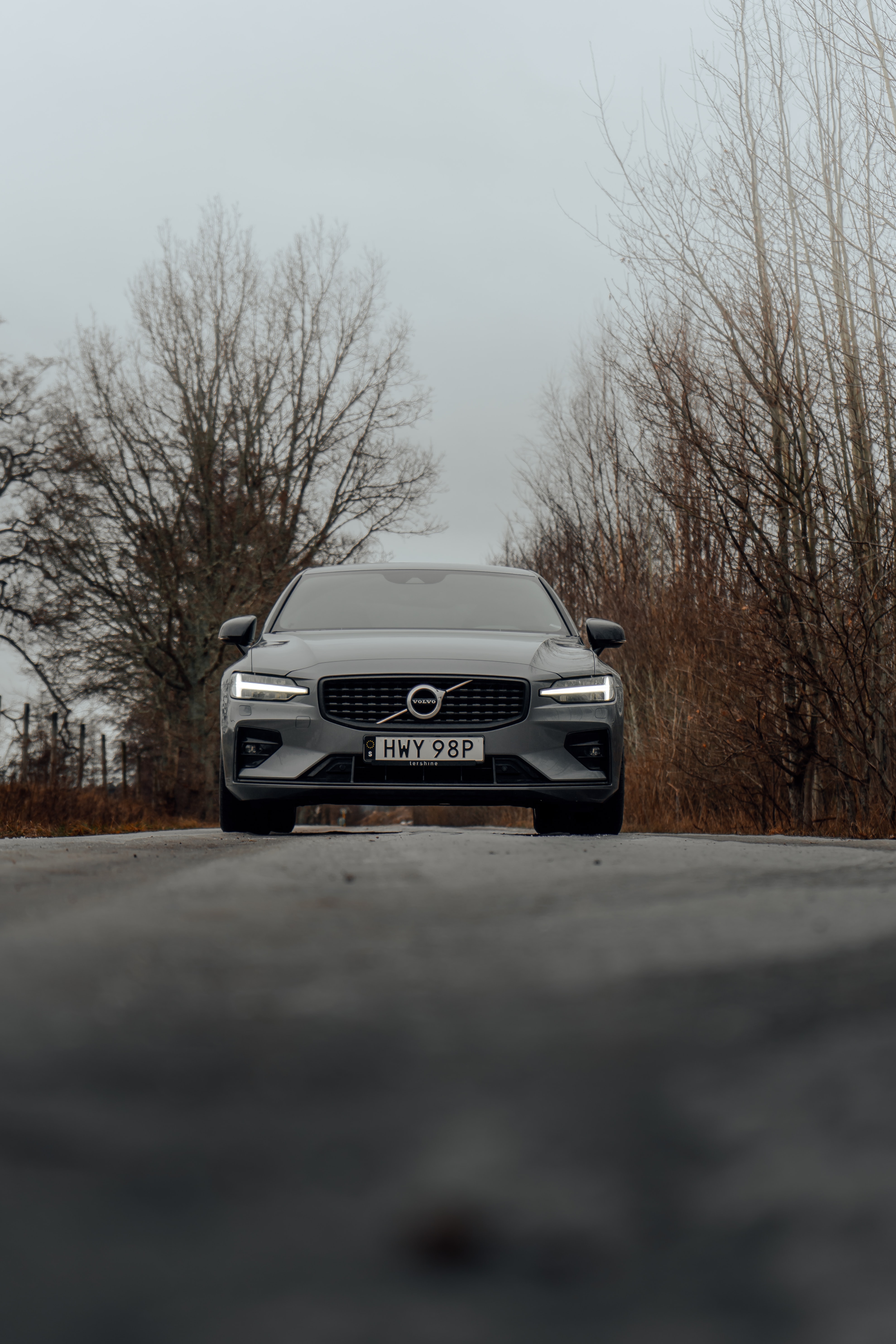 Скачать volvo, автомобиль, серый, вид спереди, дорога обои для телефона