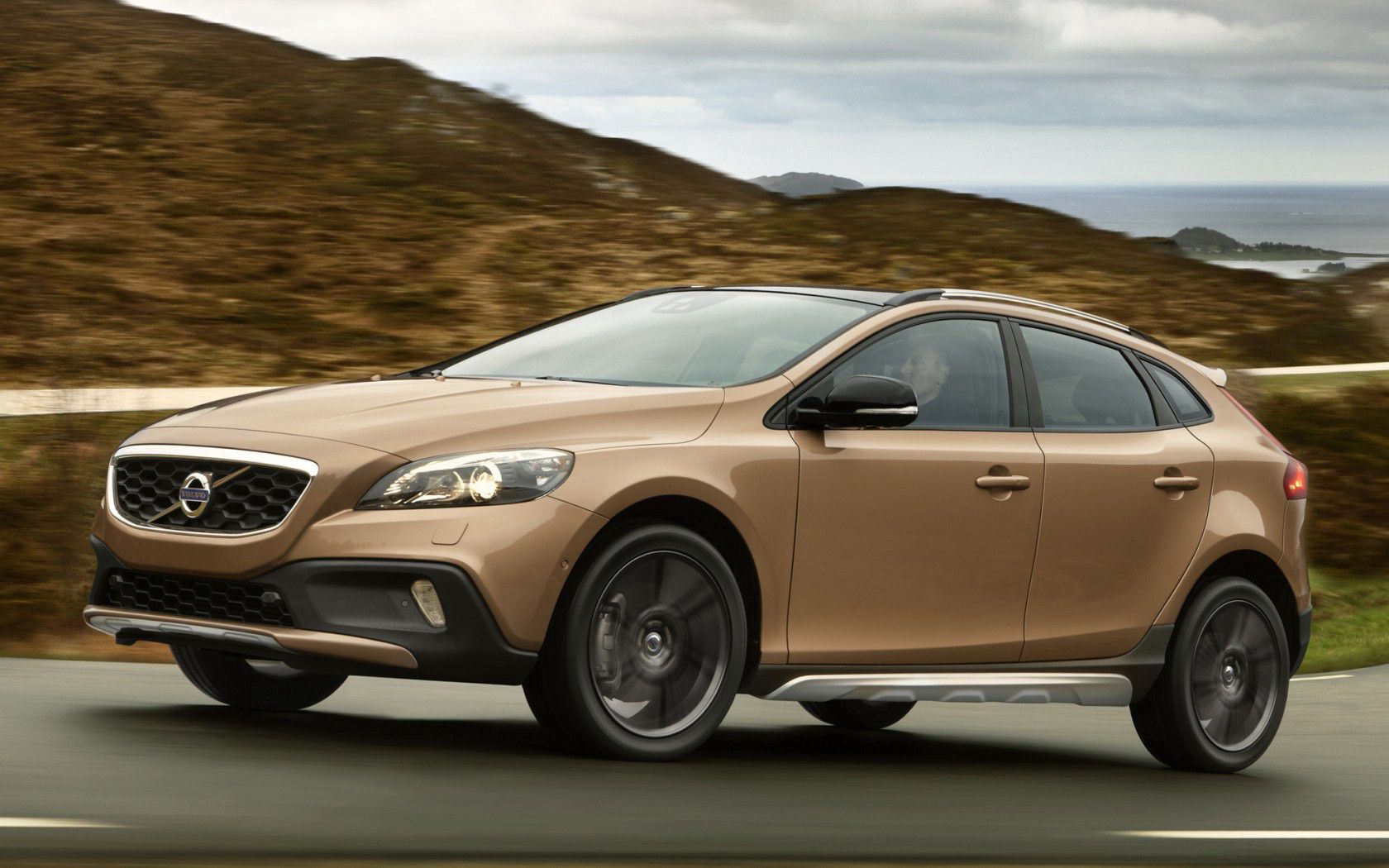 Скачать volvo, v40, cross country, коричневый обои на рабочий стол