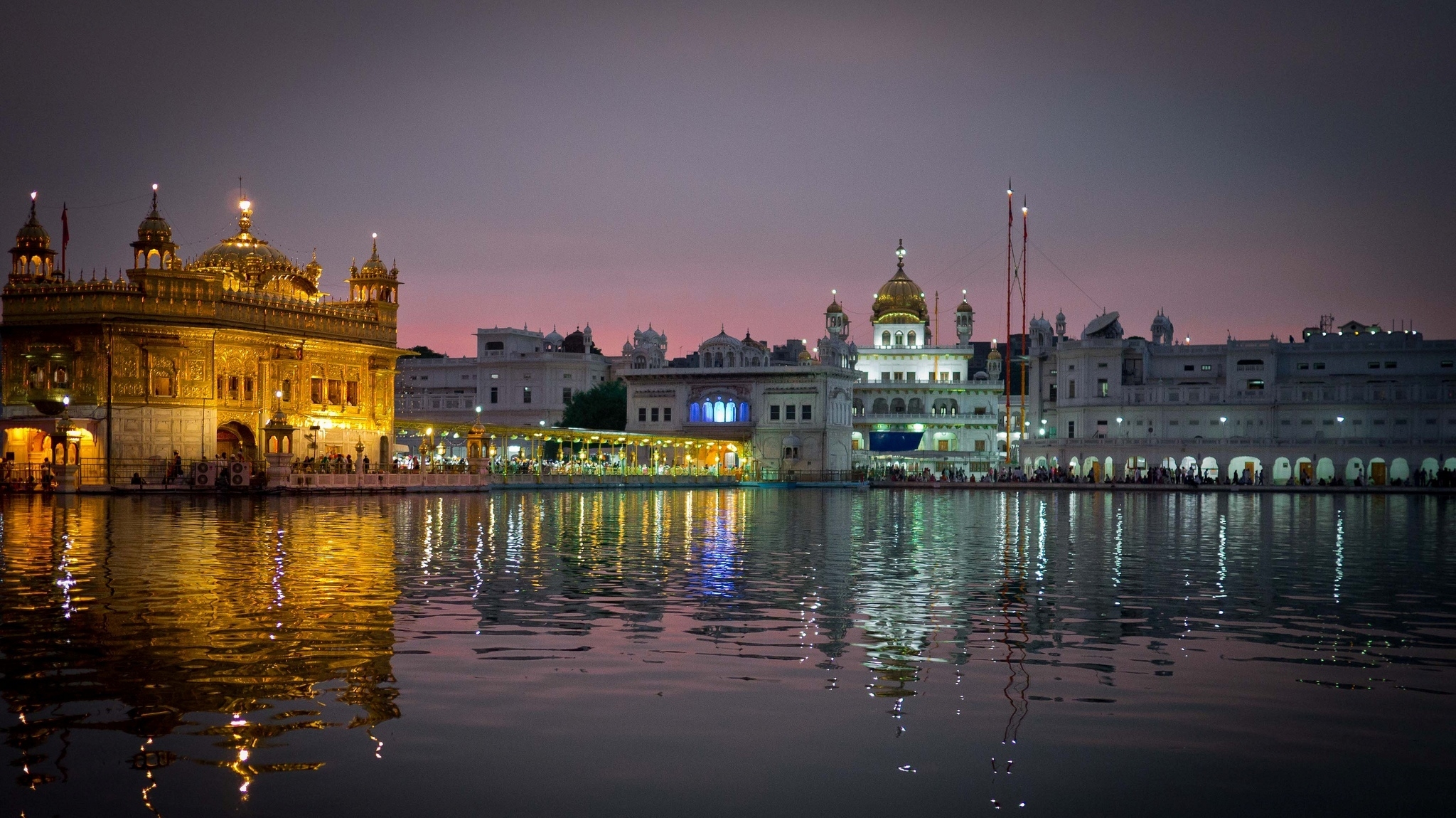 Скачать amritsar, india, амритсар, пенджаб, индия, город, вечер, храм, хармандир-сахиб, вода, отражение обои на рабочий стол