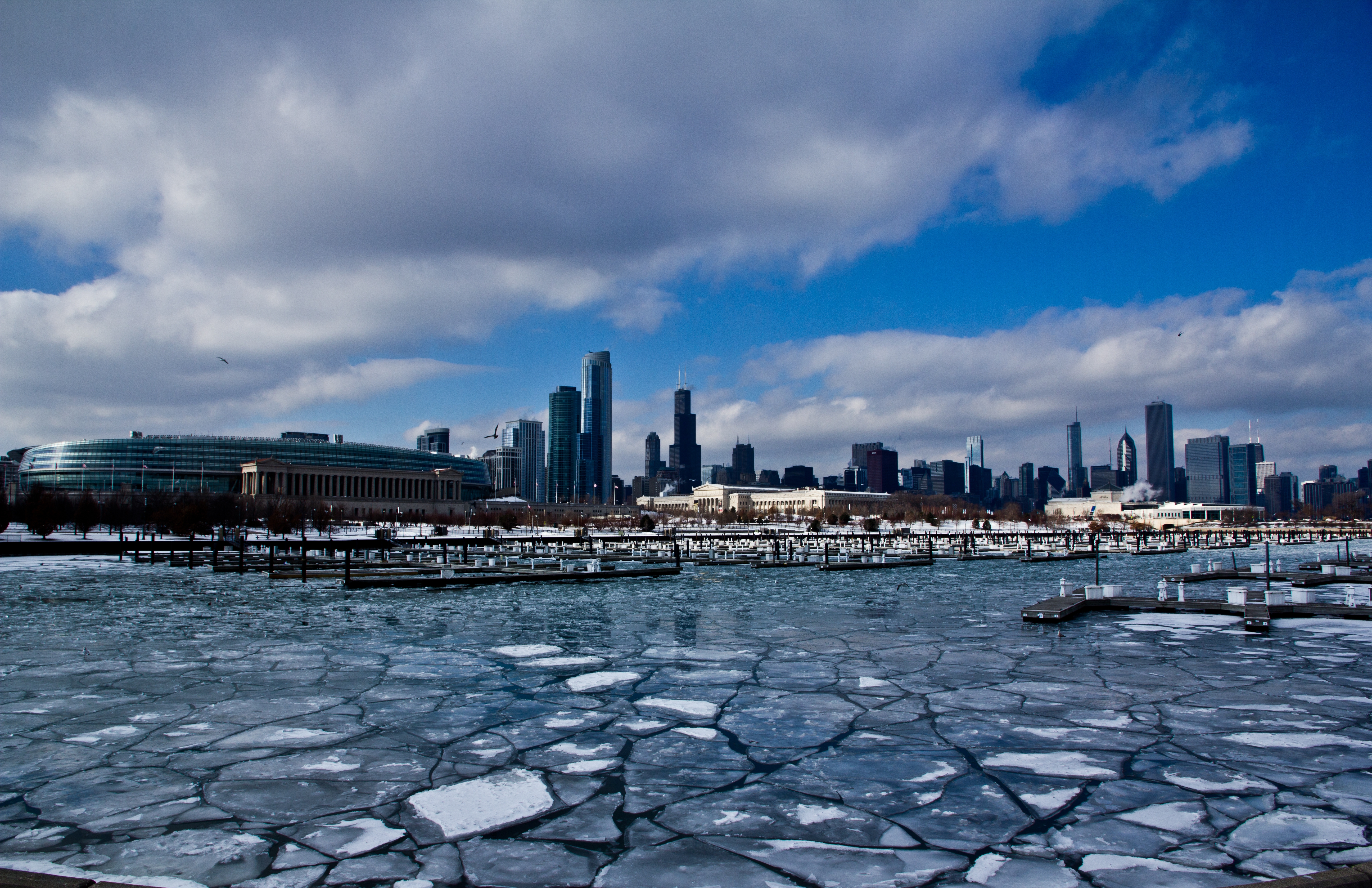 Скачать chicago, usa, illinois, чикаго, иллинойс, америка, сша, здния, небоскребы, лед, льдины, порт, зима, здания обои на рабочий стол