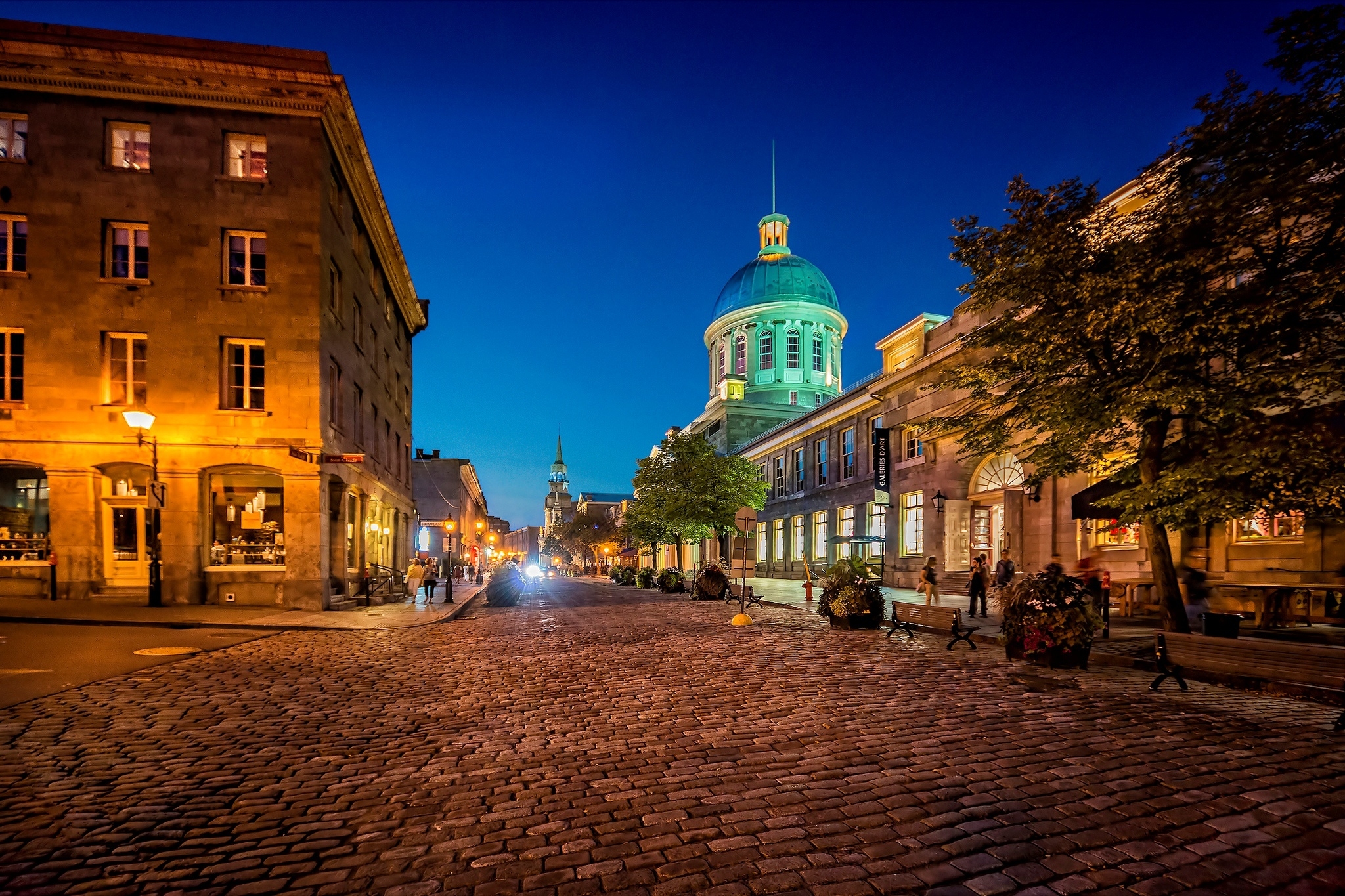 Скачать монреаль, quebec, квебек, canada, канада, город, ночь, огни, фонари, скамейки, лавки, улица, брусчатка обои на рабочий стол