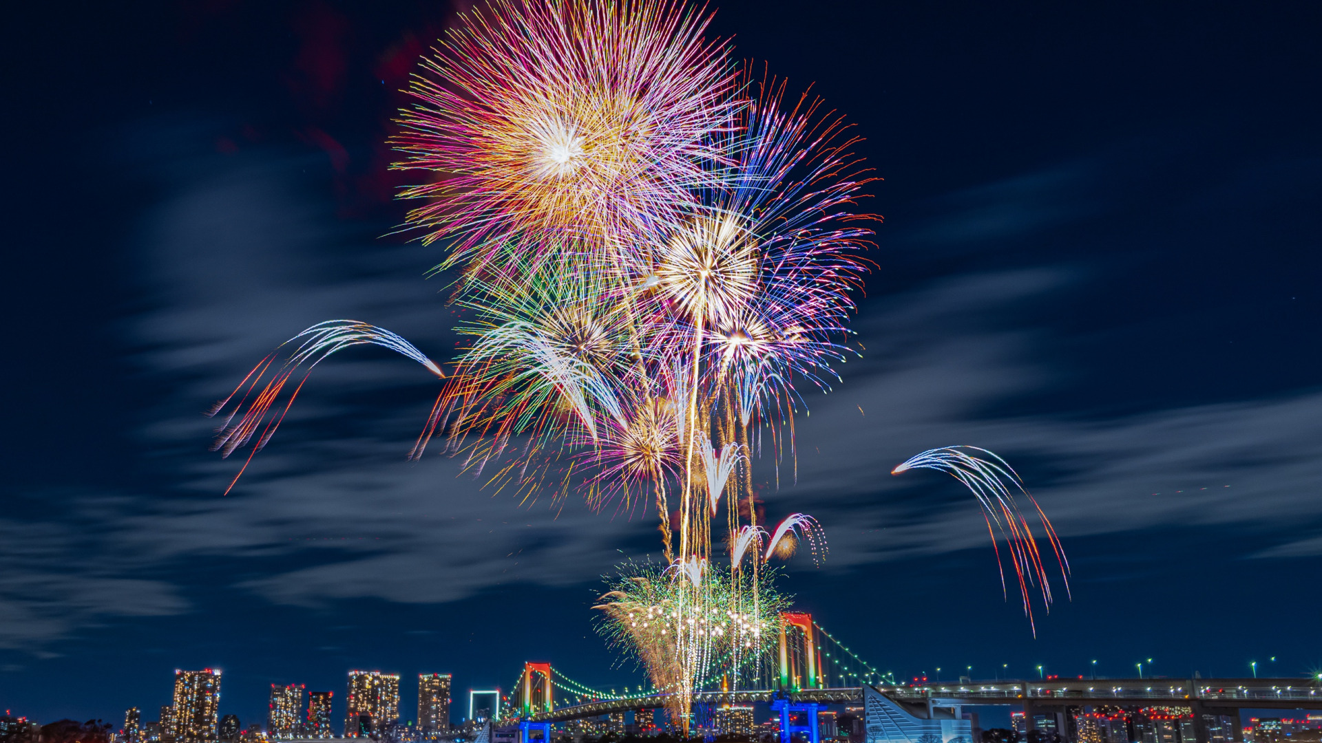 Скачать Odaiba Rainbow Fireworks 2019 обои на рабочий стол