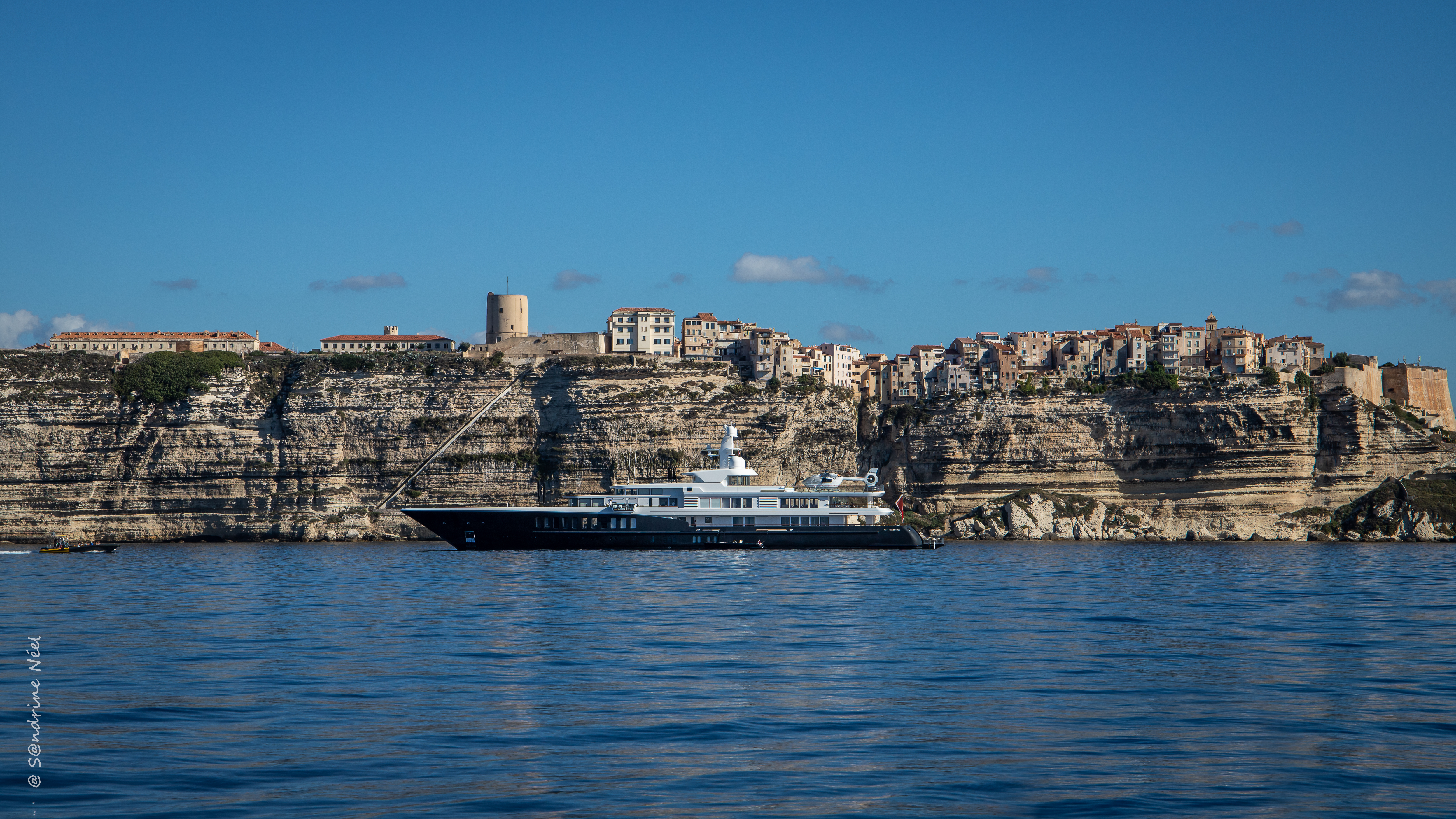 Скачать море, корабль, скалы, здания обои на рабочий стол