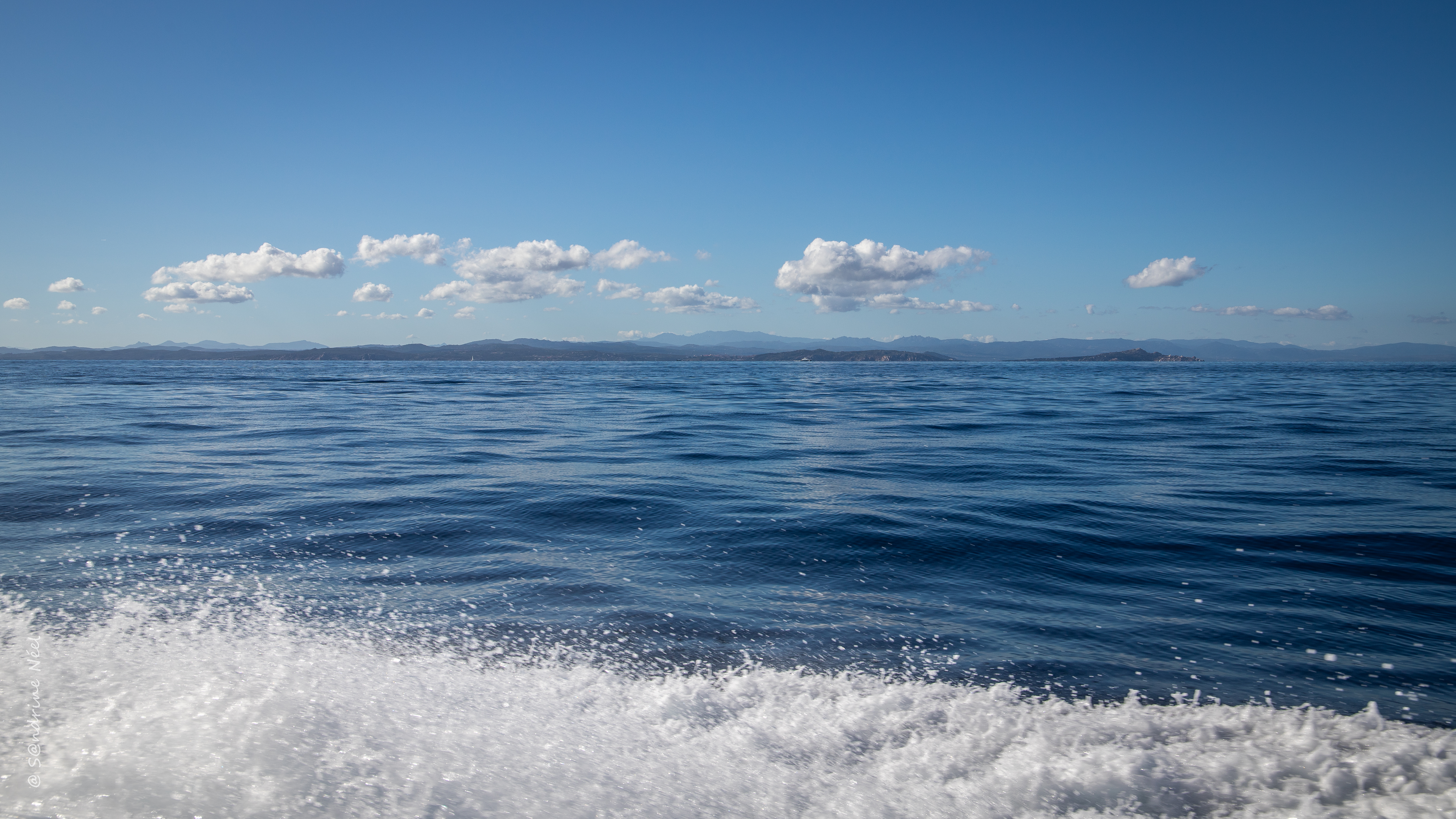 Скачать море, пена, брызги, облака обои на рабочий стол