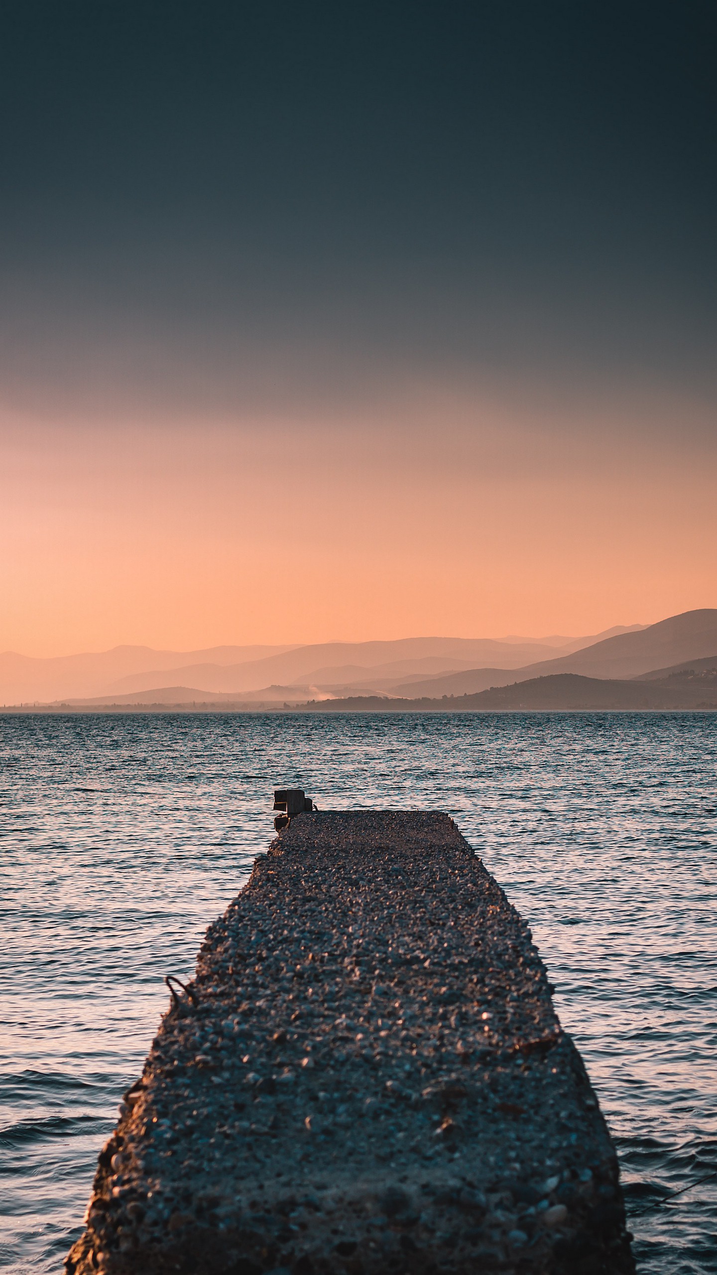 Скачать море, плита, волнорез, вода, берег, холмы обои для телефона