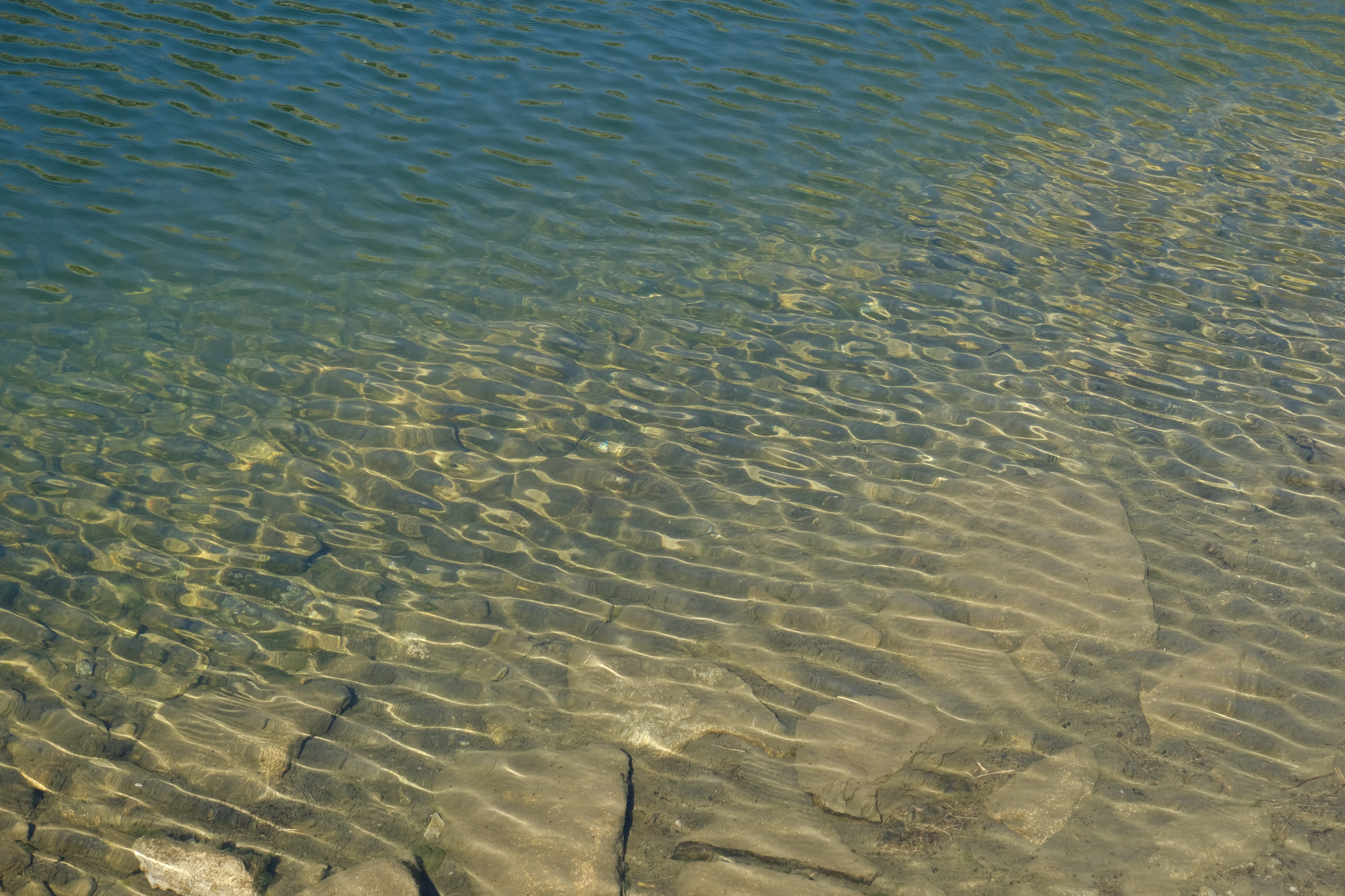 Скачать море, вода, волны, блики, камни обои на рабочий стол