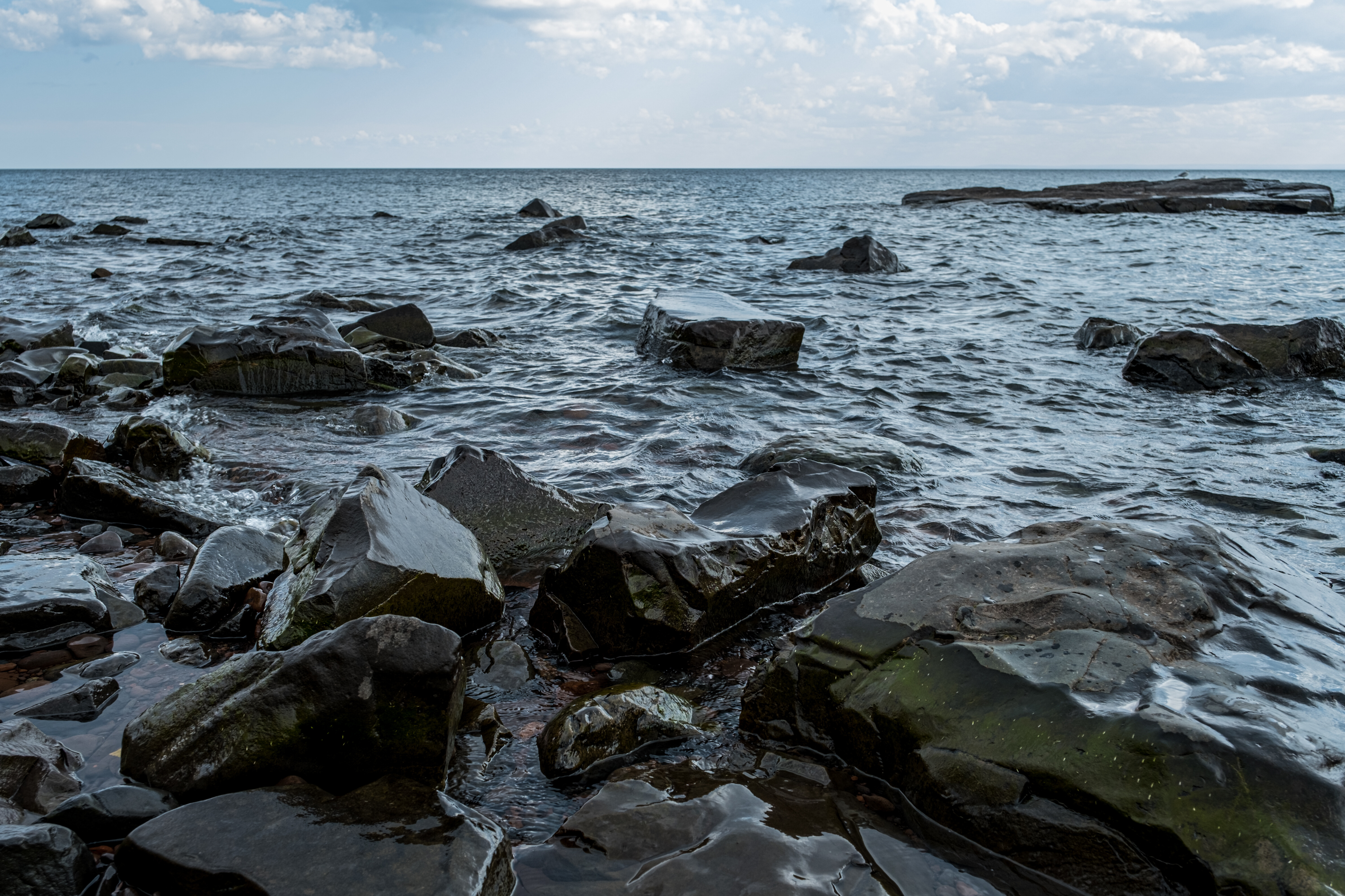 Скачать море, волны, камни, вода, побережье обои на рабочий стол