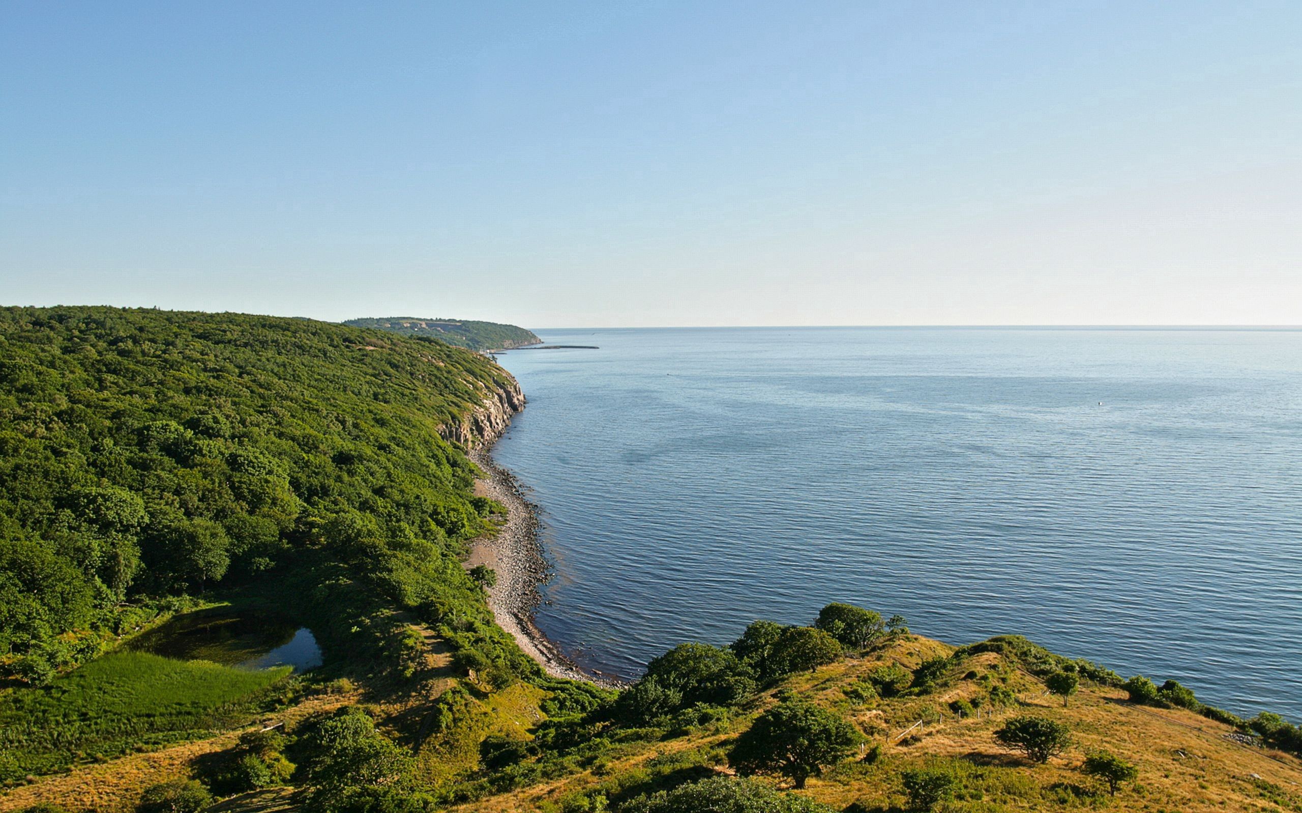 Скачать море, возвышенность, небо обои на рабочий стол