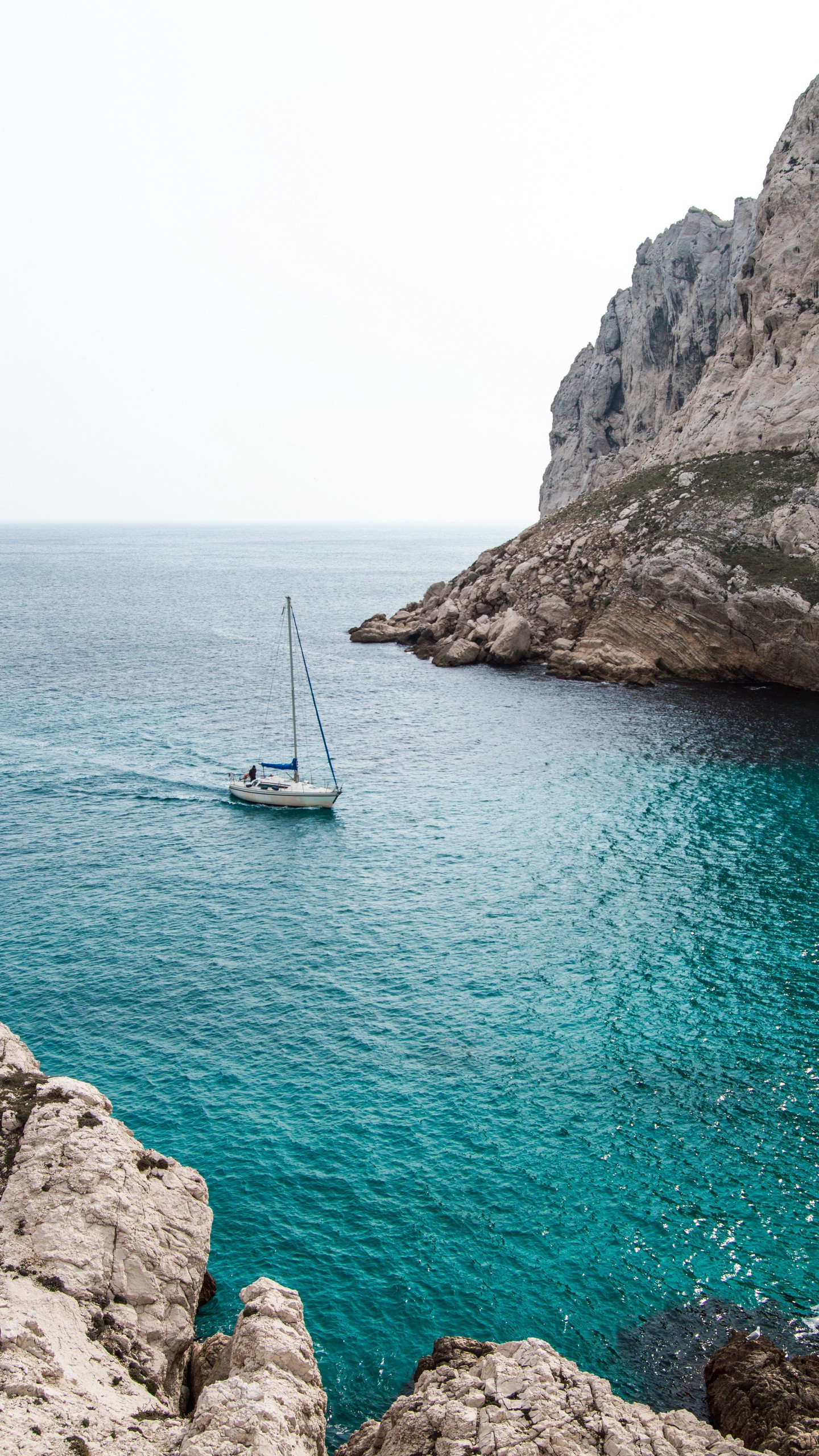 Скачать море, яхта, скалы, вода, камни обои для телефона