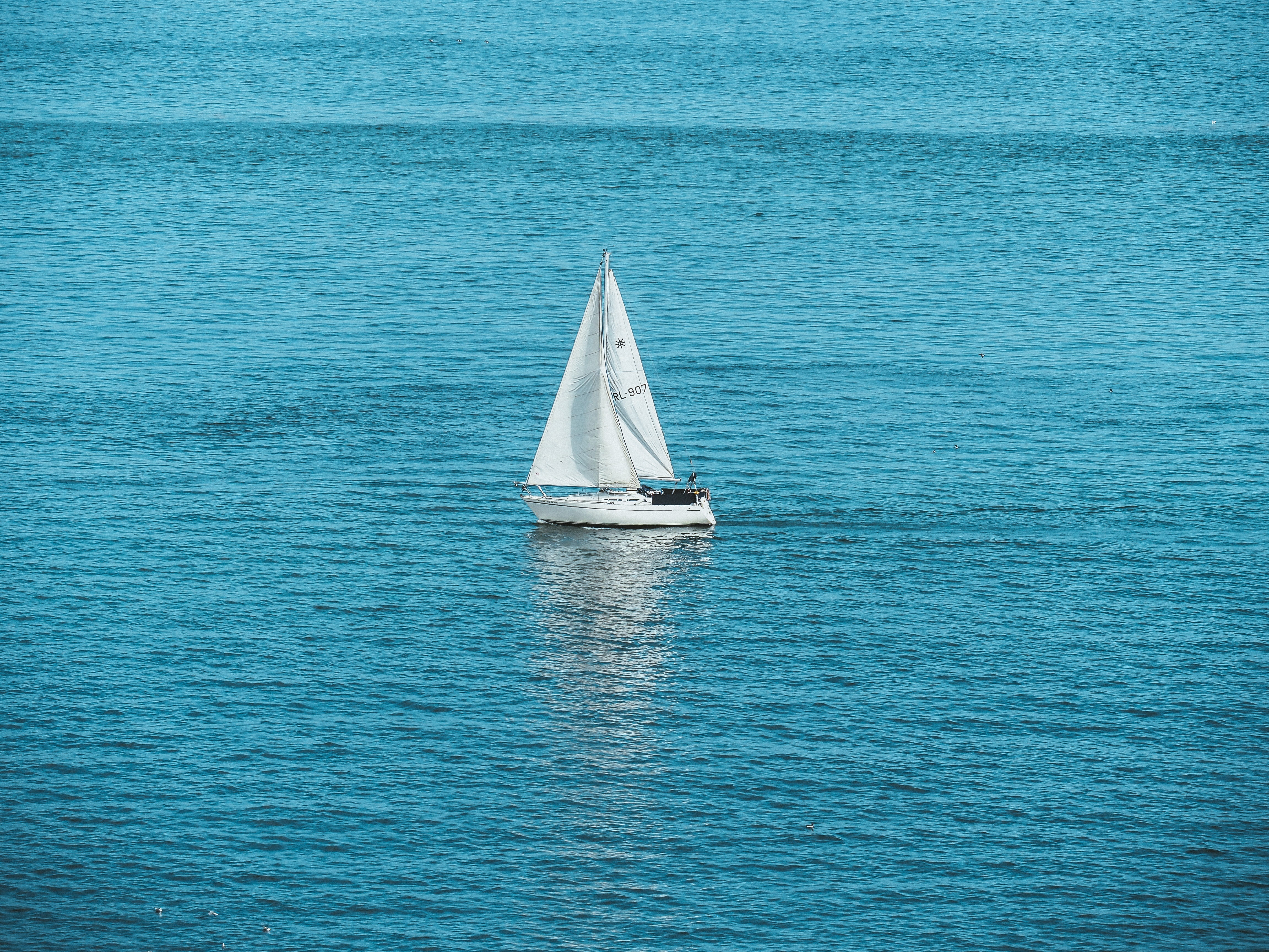 Скачать парусник, лодка, море, вода обои на рабочий стол