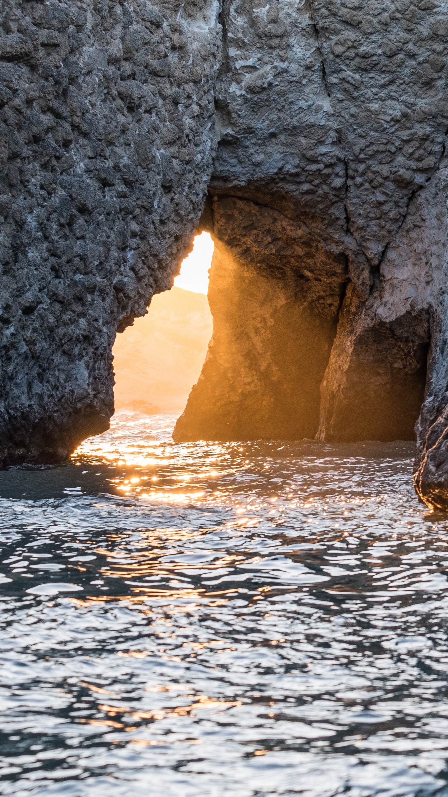 Скачать пещера, скала, солнечный свет, вода, море обои для телефона