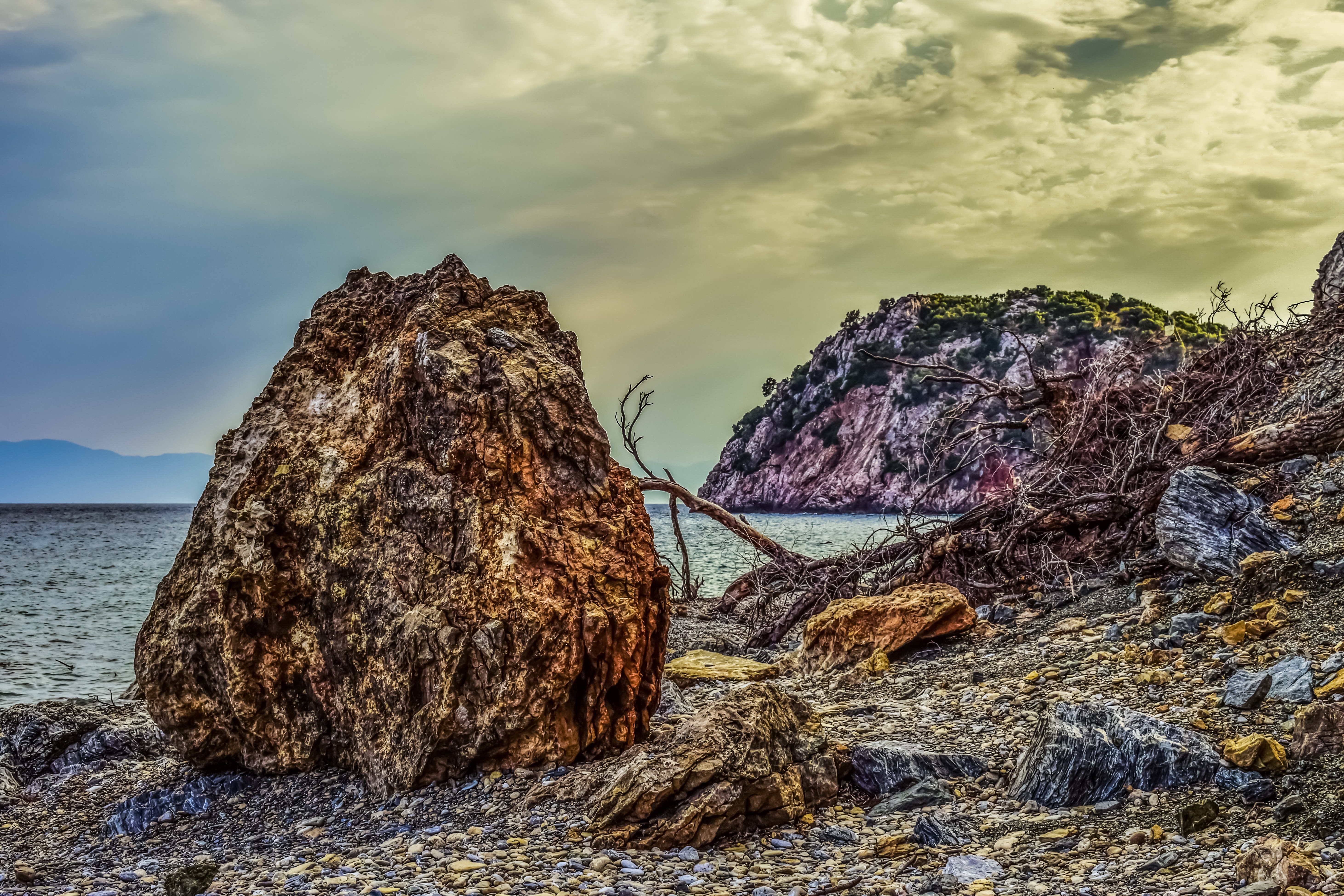 Скачать пляж, галька, скала, hdr обои на рабочий стол