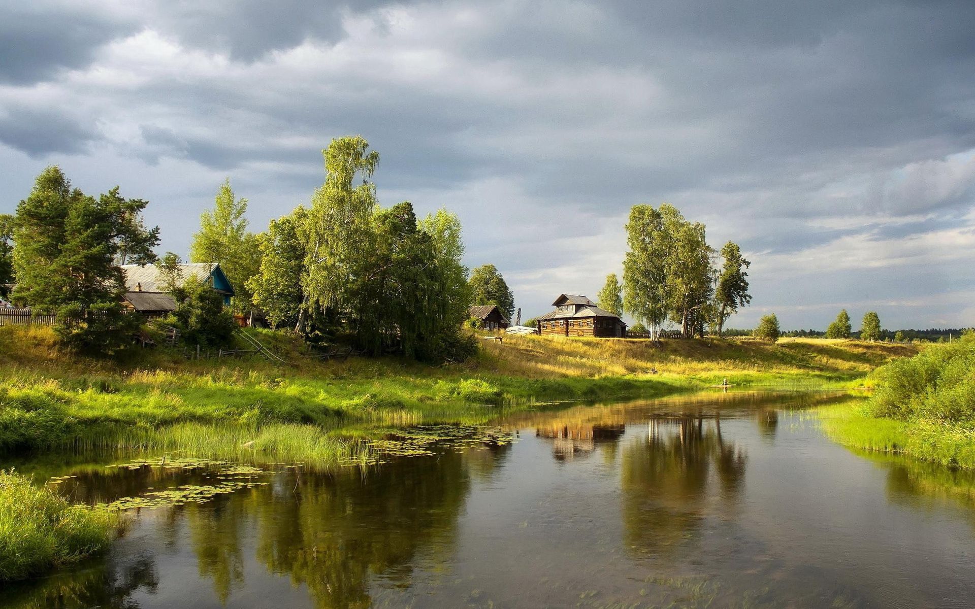 Скачать река, деревня, небо, пасмурно, лето, зеленый, кувшинки, деревья, ручей, берега, мелко обои на рабочий стол