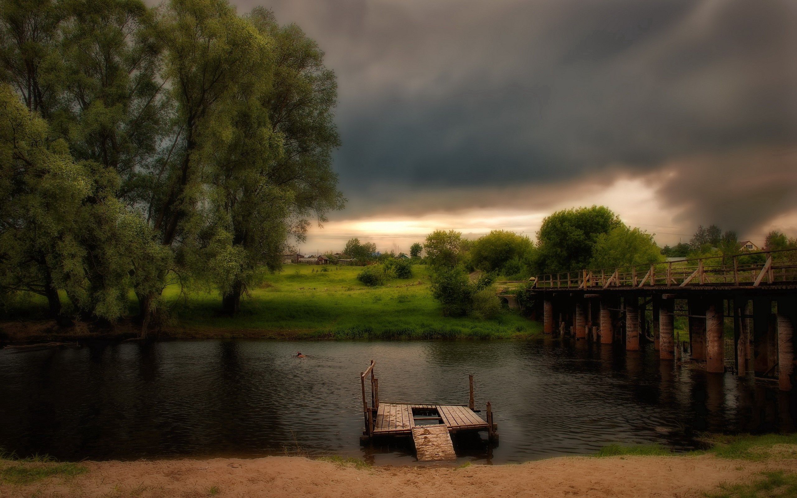 Скачать река, пирс, трава, hdr обои на рабочий стол