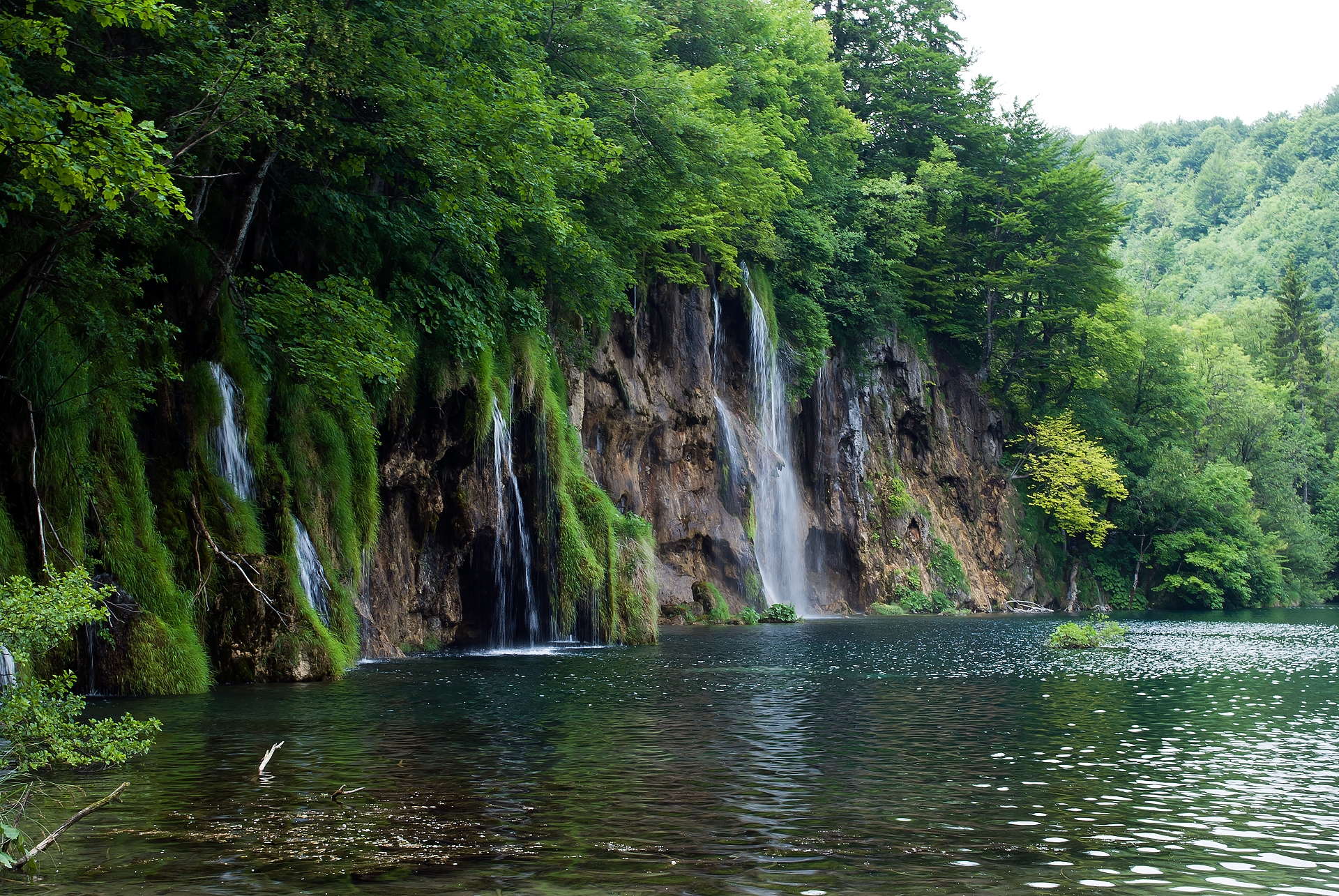 Скачать река, скалы, водопады, деревья, пейзаж обои на рабочий стол