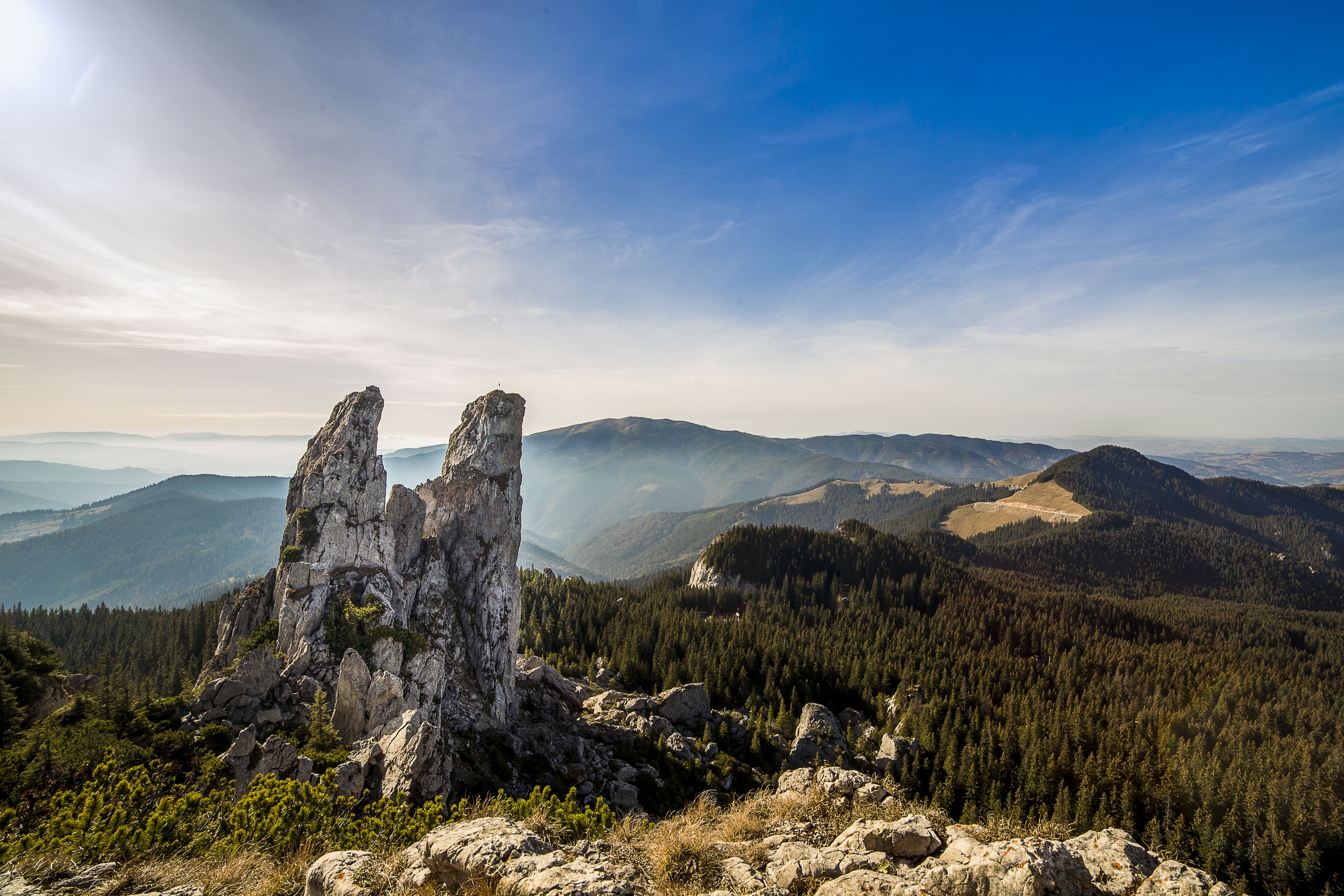 Скачать румыния, горы, камни, небо, деревья обои на рабочий стол